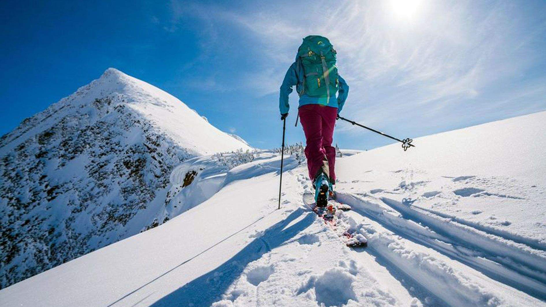 Un practicant d'esquí de muntanya.
