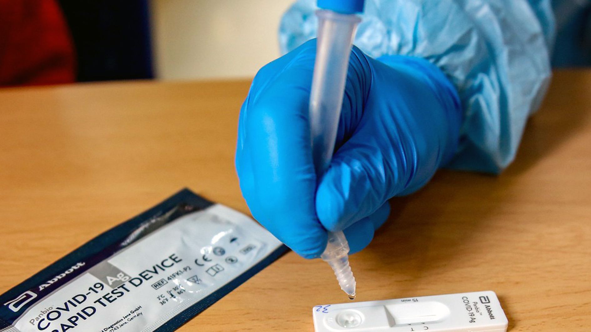 Els dispositius que es lliuraran són una mica més senzills que els que s'usen a les farmàcies. Els dispositius que es lliuraran són una mica més senzills que els que s'usen a les farmàcies.