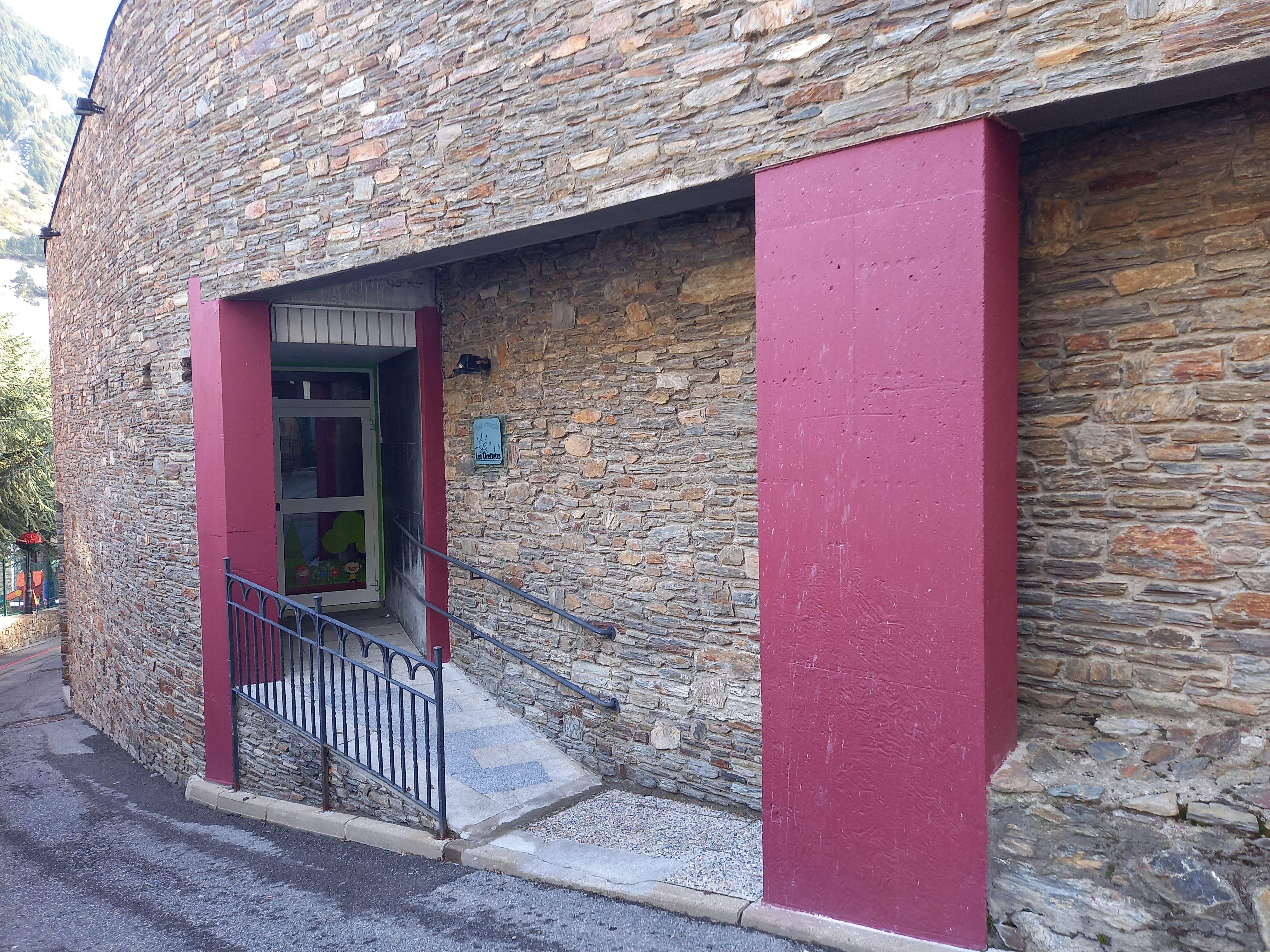 Entrada a la guarderia 'Les Orenetes'.
