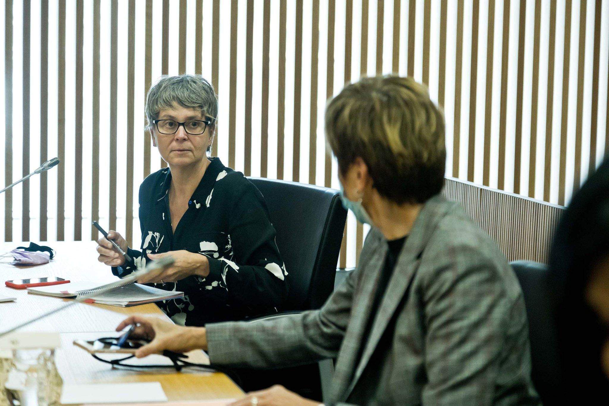 La consellera general Susanna Vela durant una sessió en comissió.