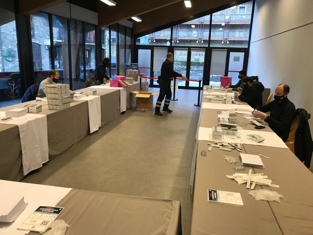 Personal del comú d'Ordino treballant en la confecció dels kits a la sala La Buna.