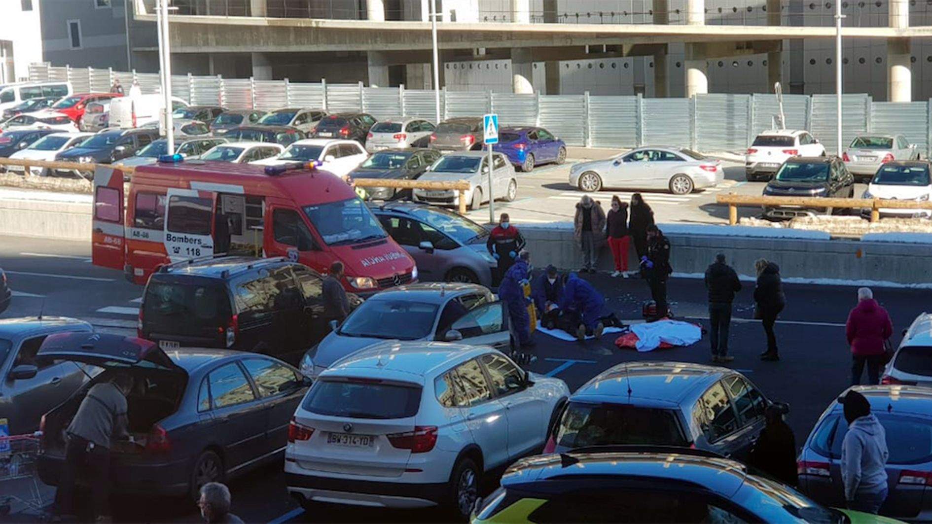 Atenció a la víctima de l'atropellament d'aquest migdia al Pas de la Casa.