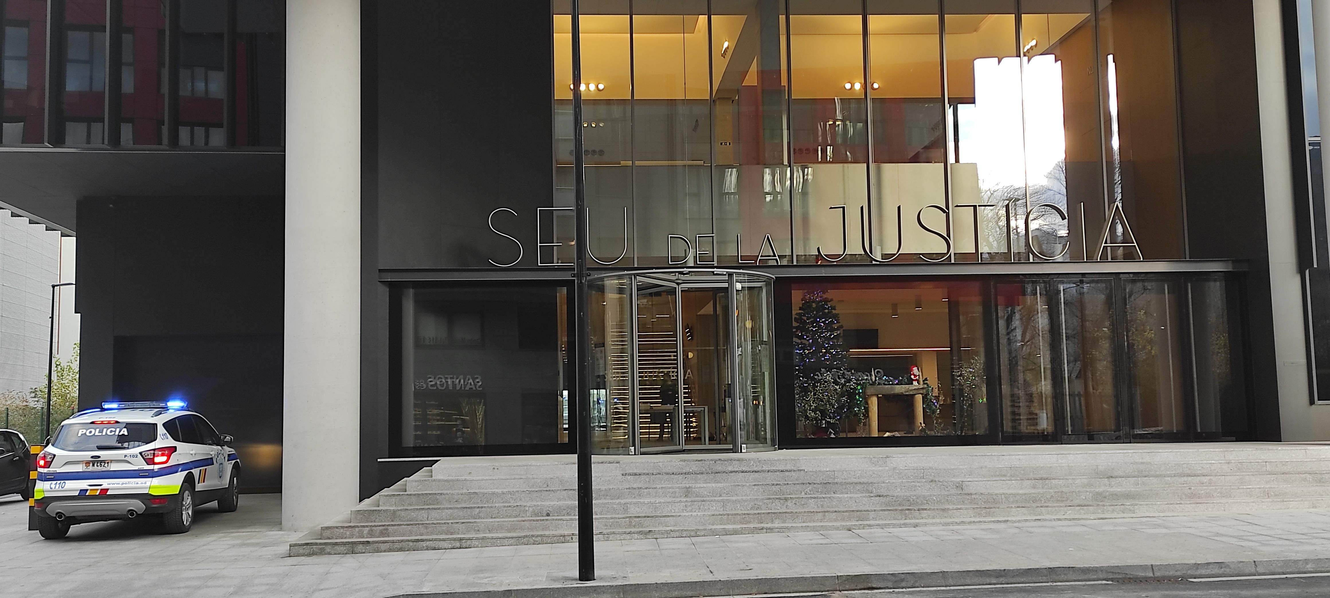 Un cotxe policial conduïx el processat fins a la Seu de la Justícia.