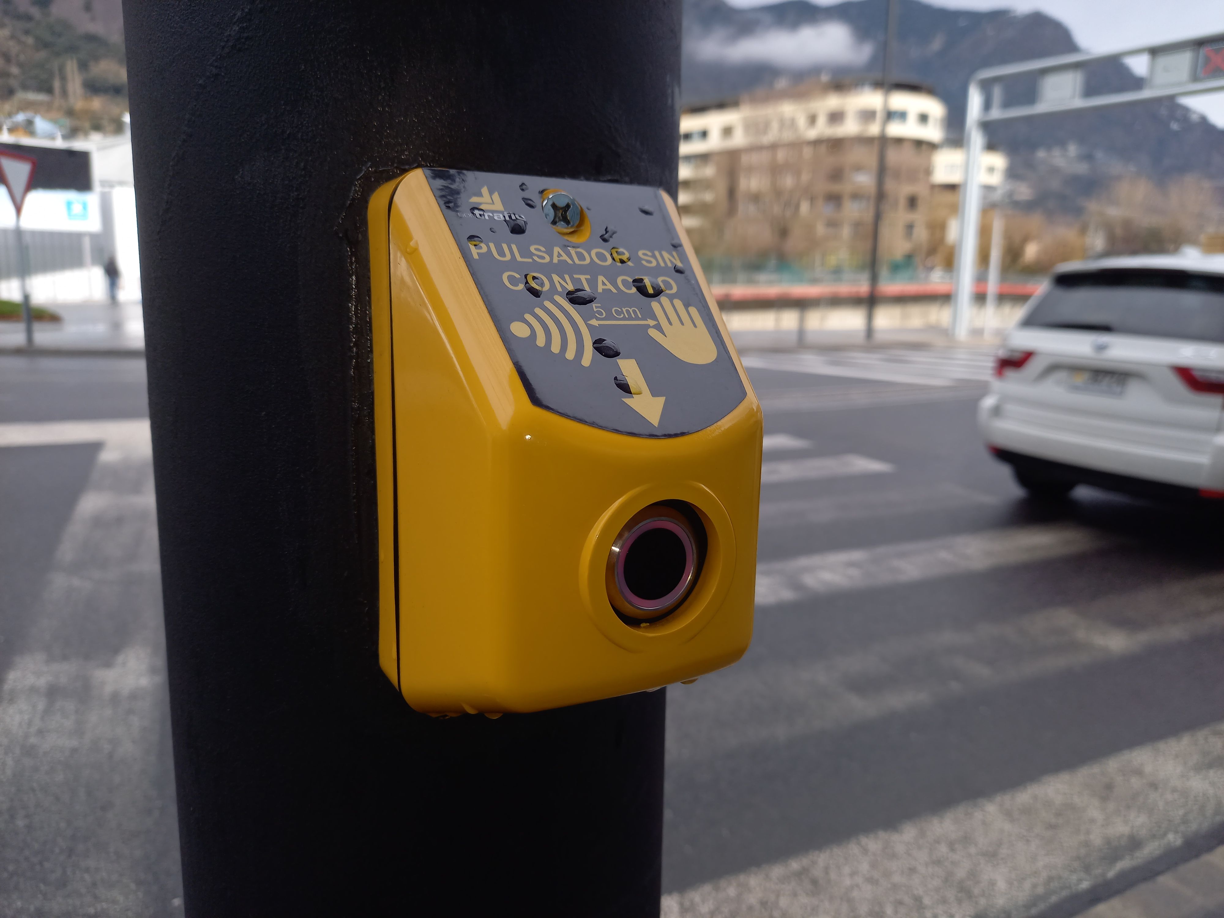 Un dels dos polsadors dels semàfors.