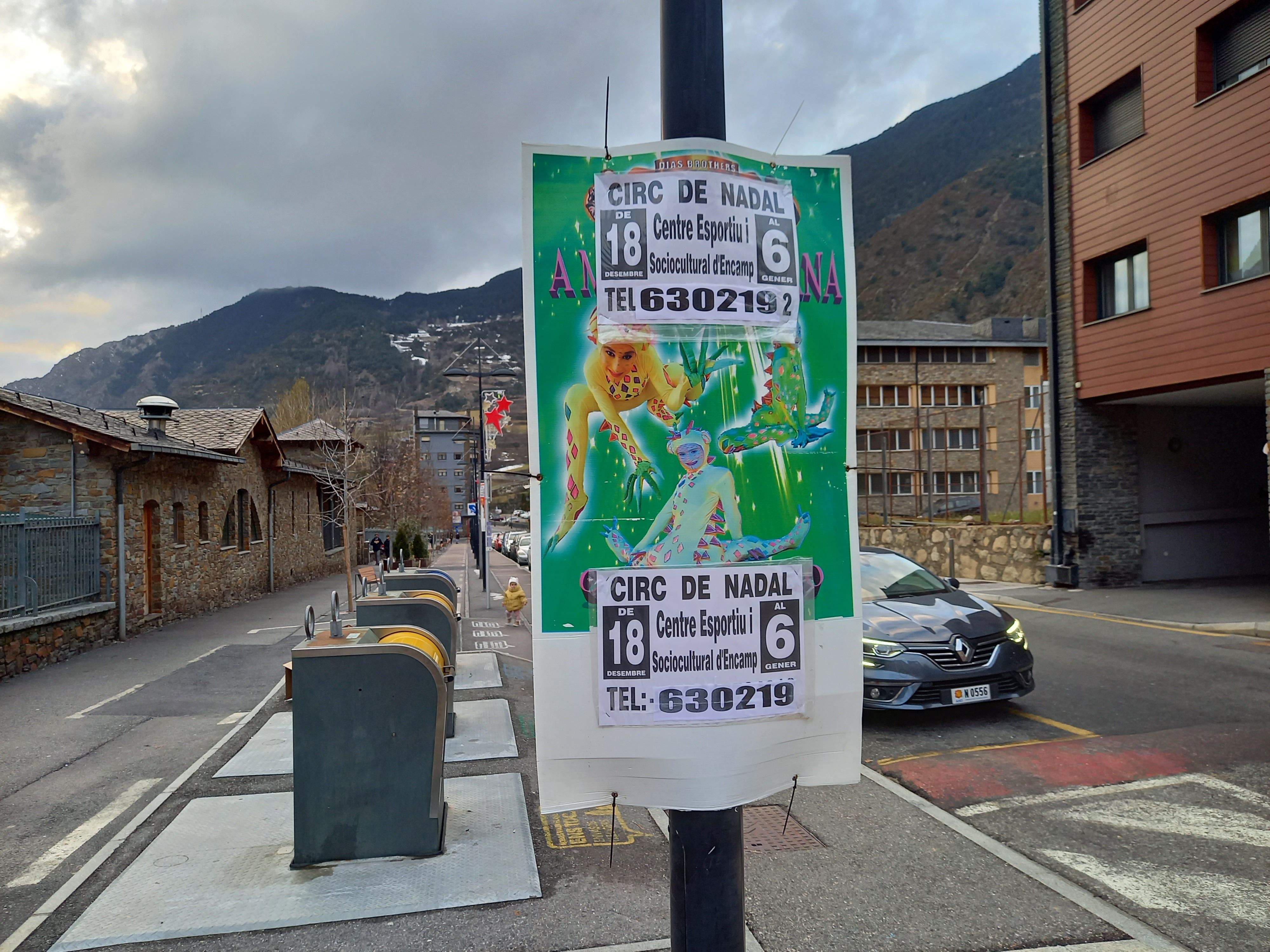 Un dels cartells 'tunejats' per complir la normativa sobre el català.