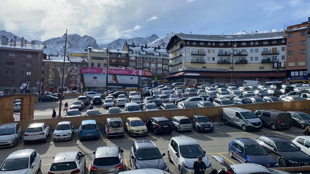 La plaça Coprínceps totalment plena de vehicles aquest migdia.