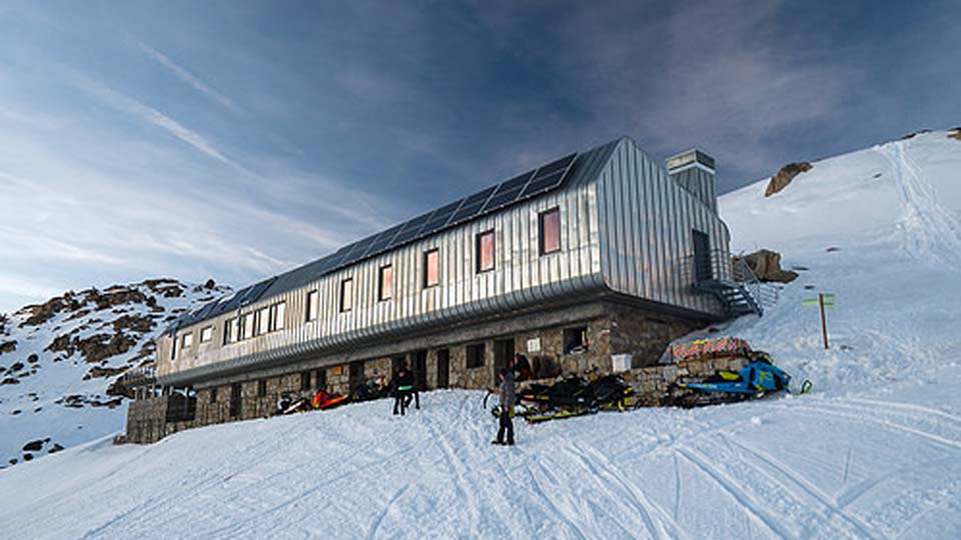 Una imatge exterior del refugi de l'Illa.