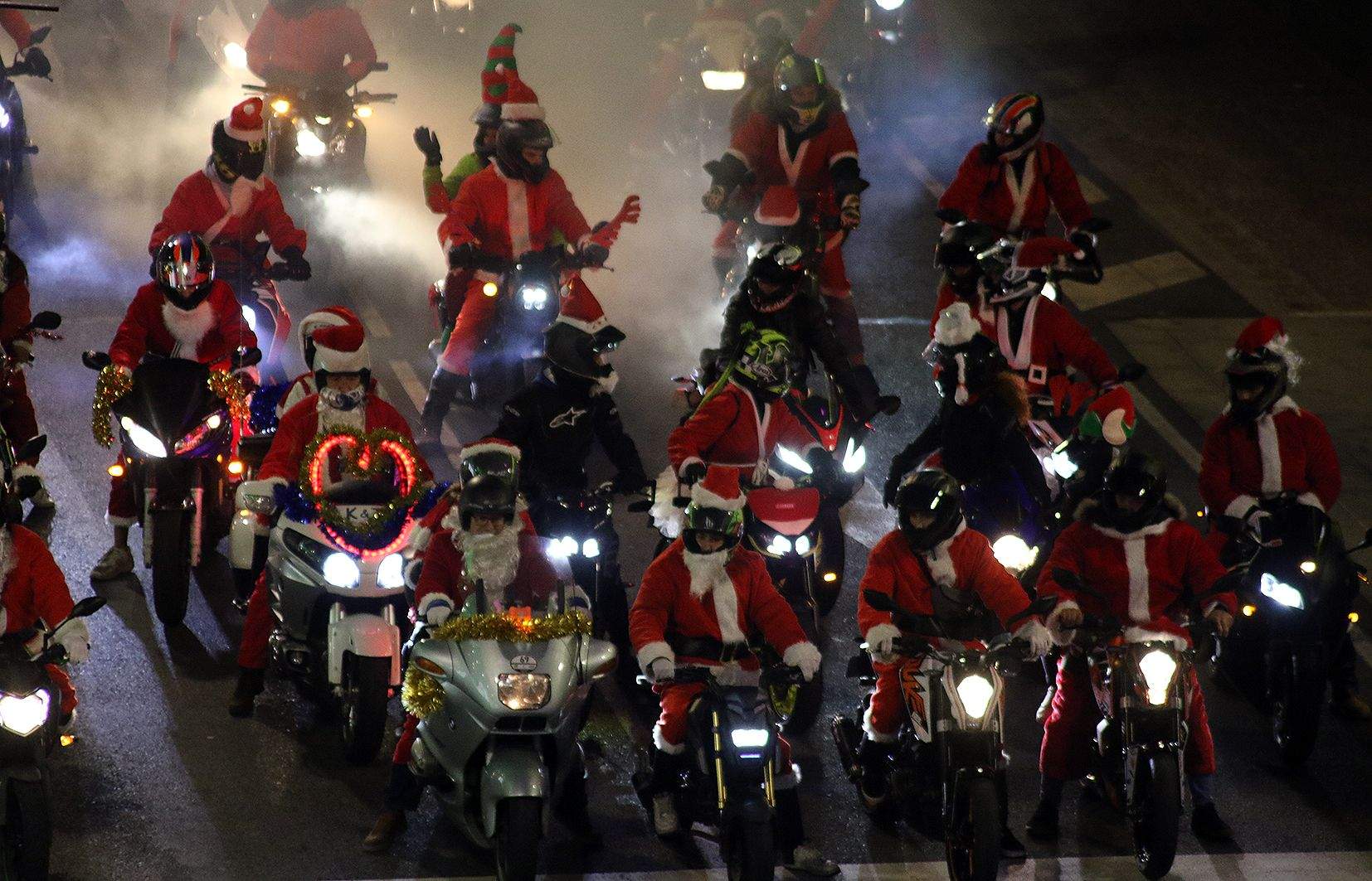 Un dels grups de motoristes que han participat a la 'Papanoelada'.