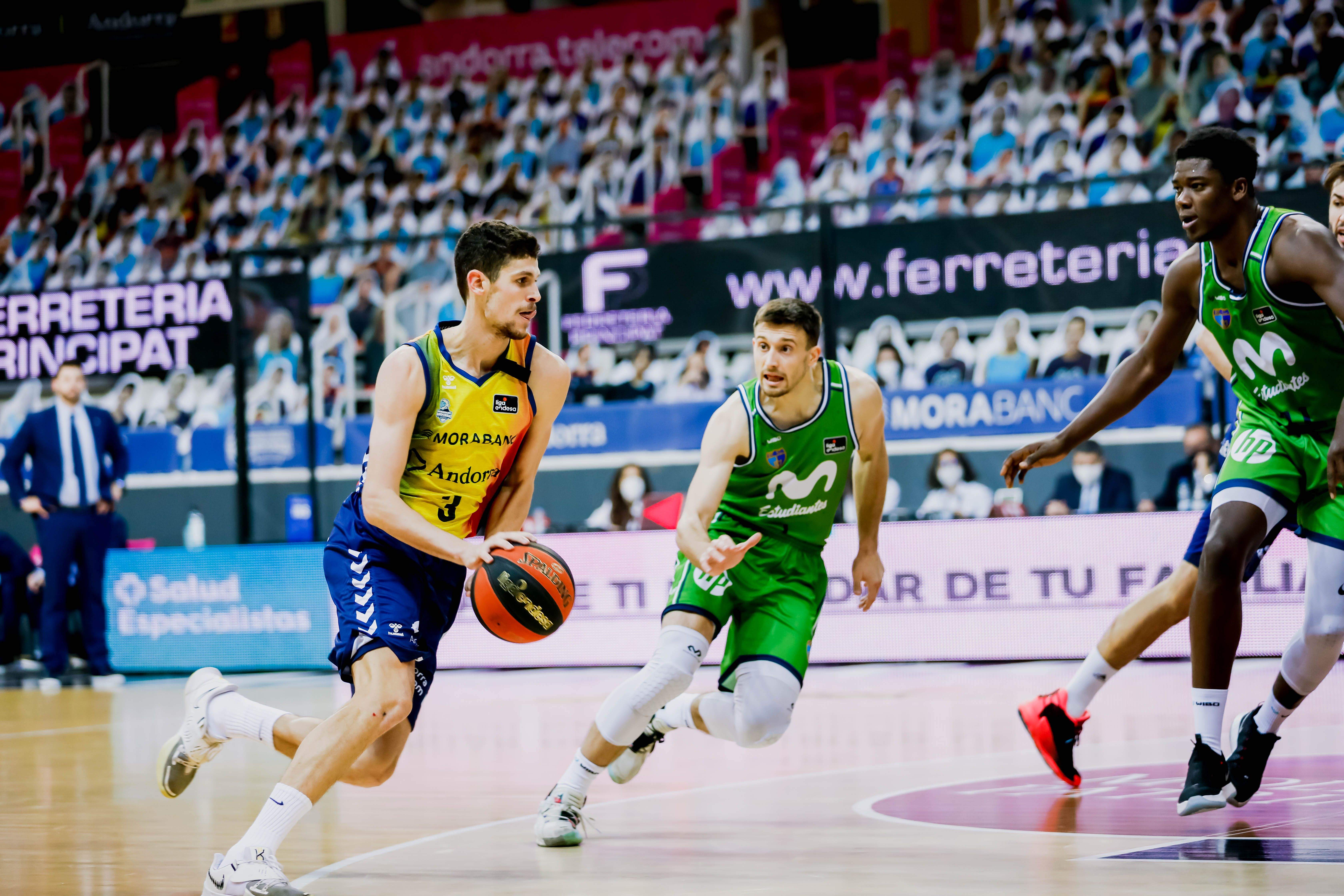 Oriol Paulí encara Avramovic, els millors de cada equip.