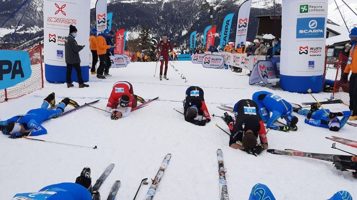 Un grup de participants després de creuar la pancarta de l'arribada d'una de les curses d'aquest diumenge.