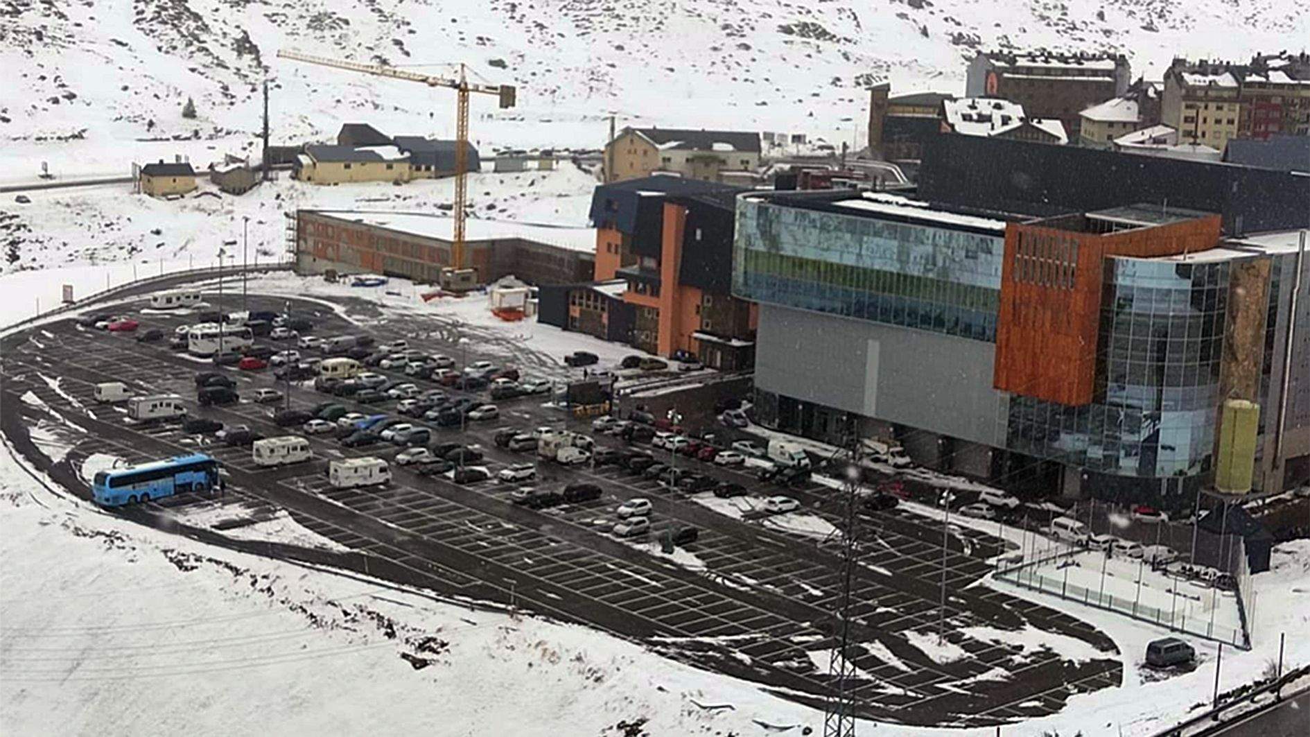 Una imatge de l'aparcament que queda a tocar el centre esportiu, aquest diumenge al migdia.