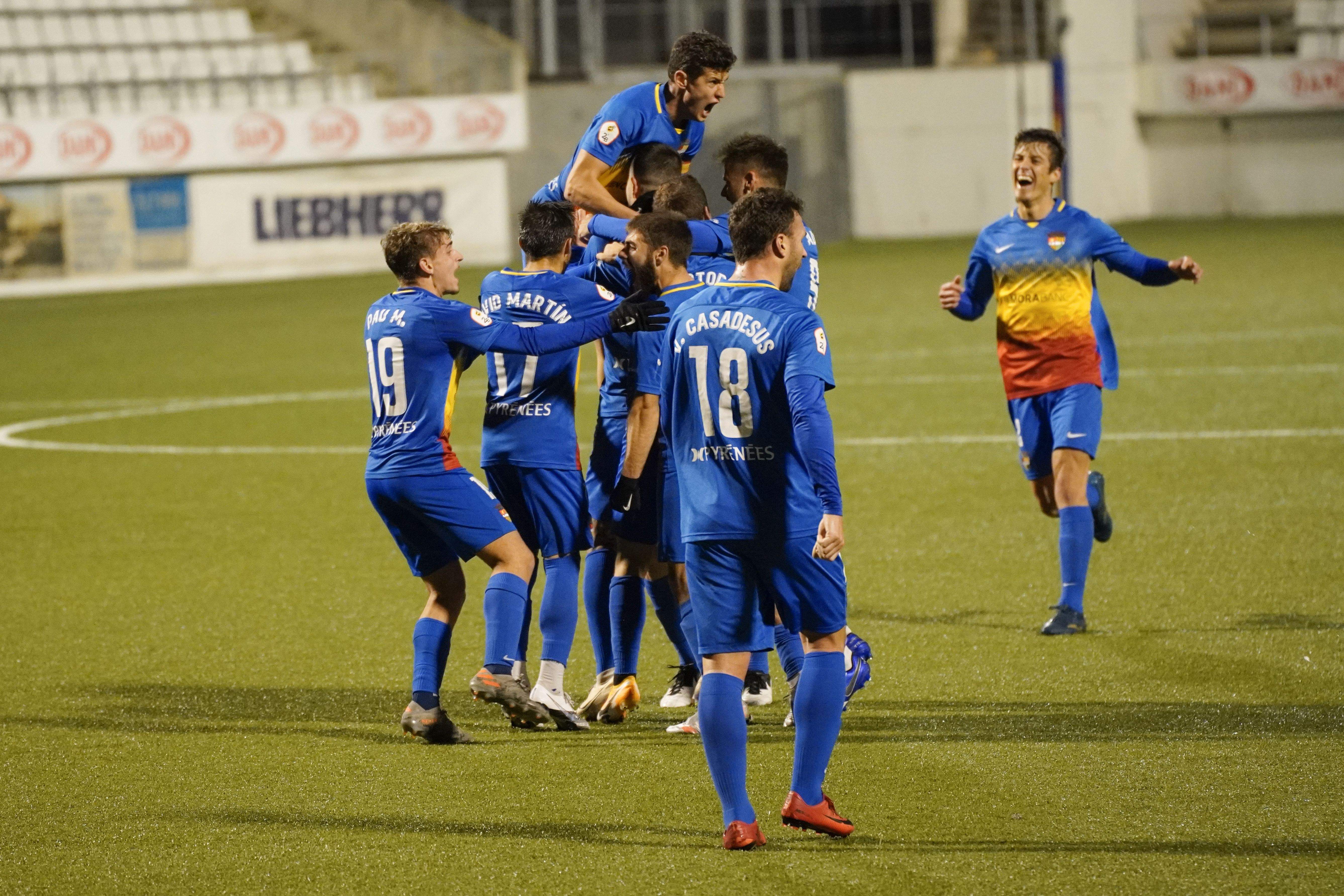 Els jugadors tricolors celebren el gol de la victòria.