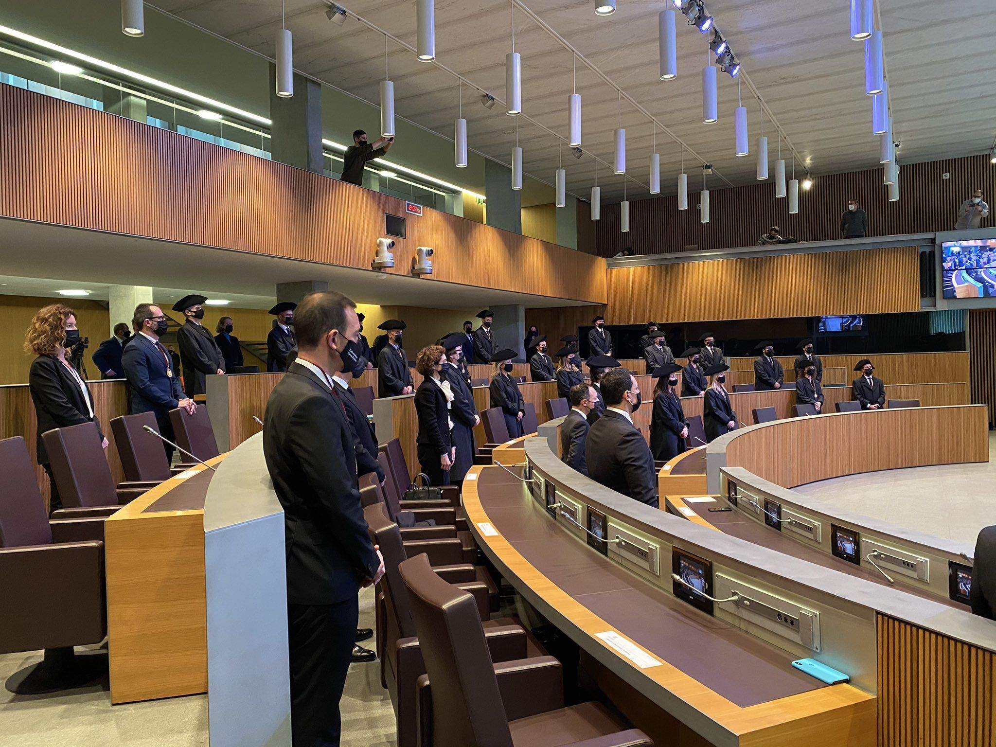 Tot l'hemicicle ha guardat el minut de silenci en memòria d'Òscar Ribas.