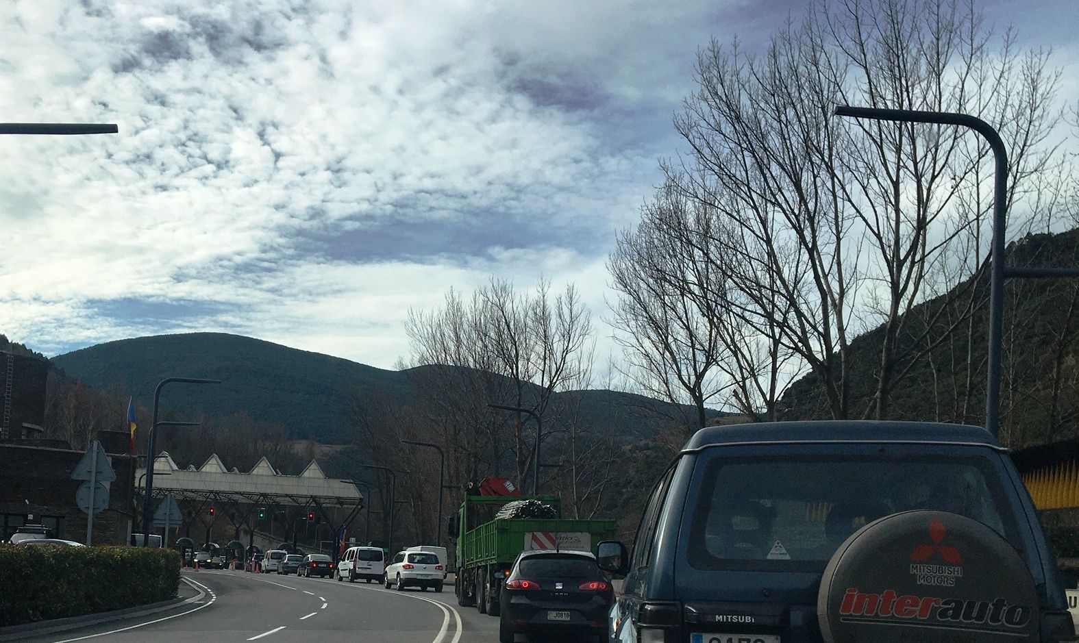 Vehicles sortint d'Andorra aquest dilluns al matí.