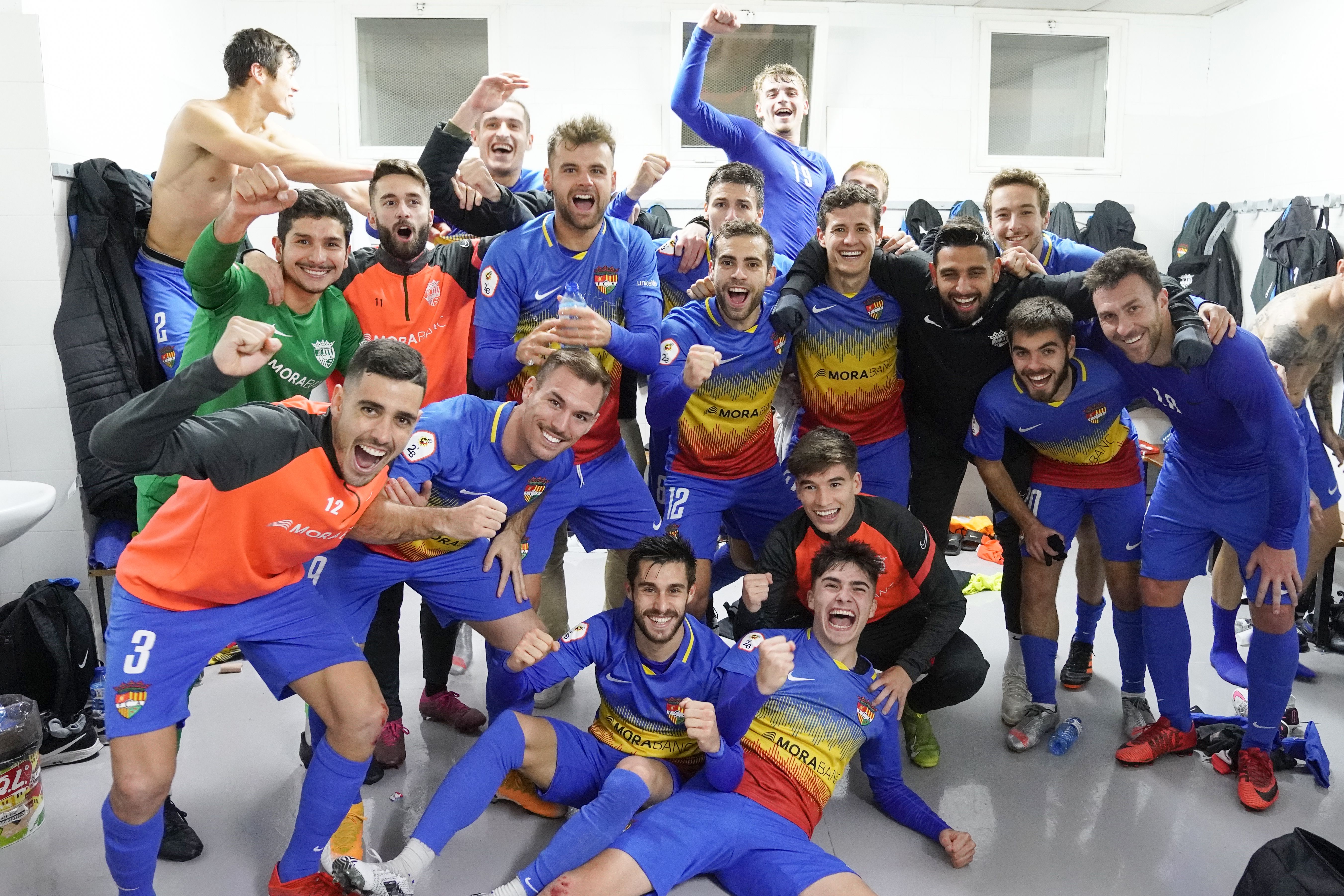 Els jugadors de l'FC Andorra celebren la victòria al vestuari.