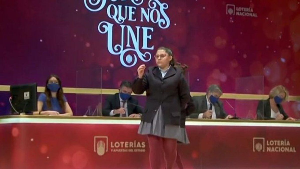 L'alumna del col·legi San Ildefonso amb la bola del premi de la grossa de Nadal.