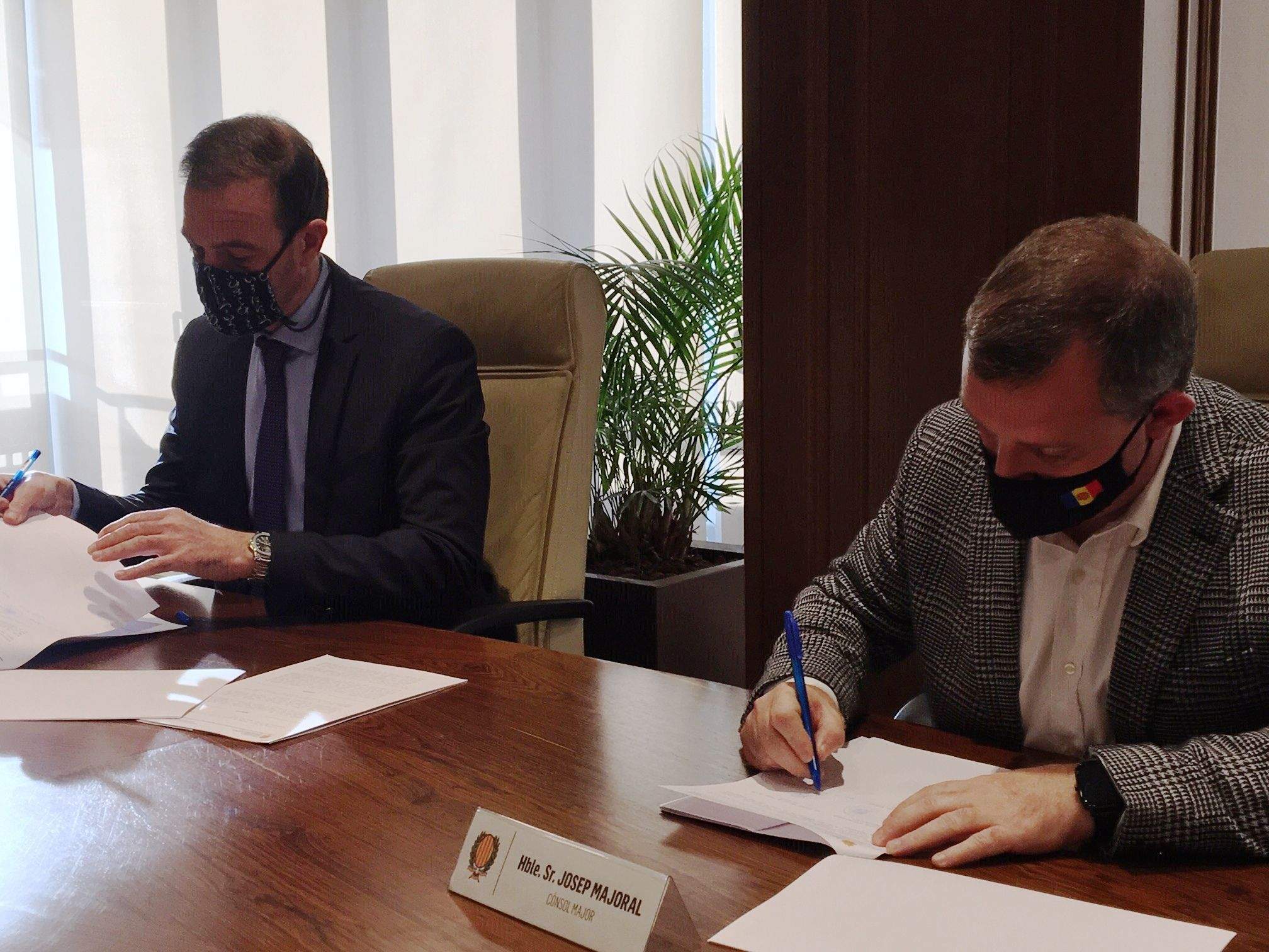 Jordi Torres i Josep Majoral durant la signatura de l'acord.