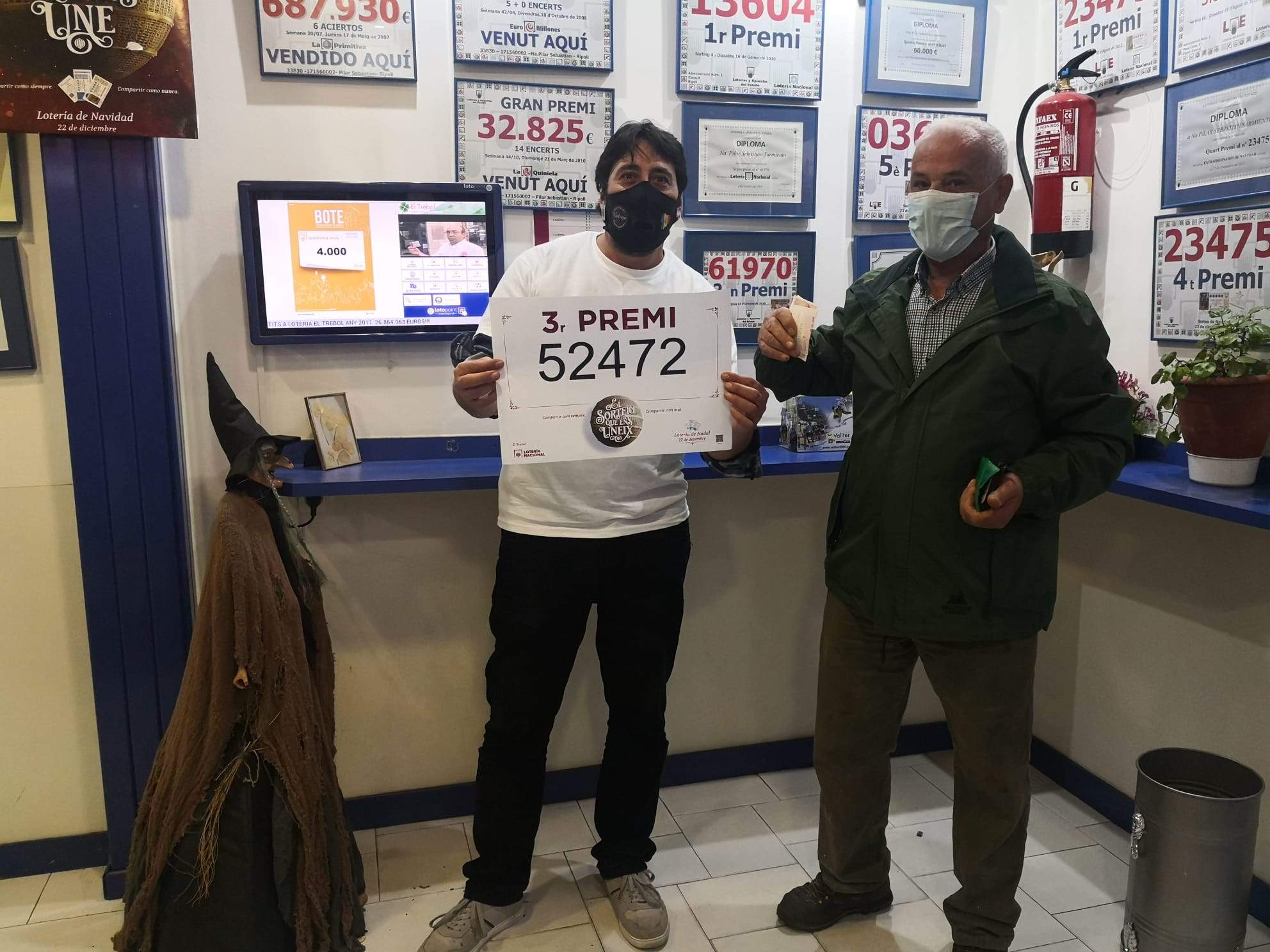 Marc Rosa, amb un client, celebren el premi repartit.