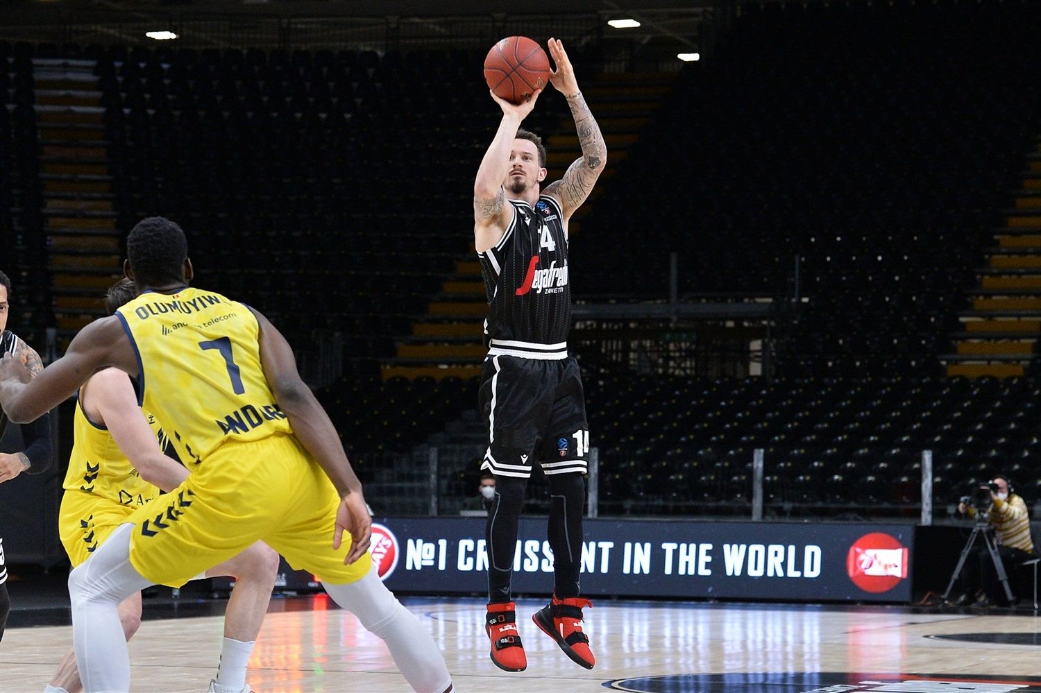 Josh Adams llença un triple durant el partit d'aquest dimarts.