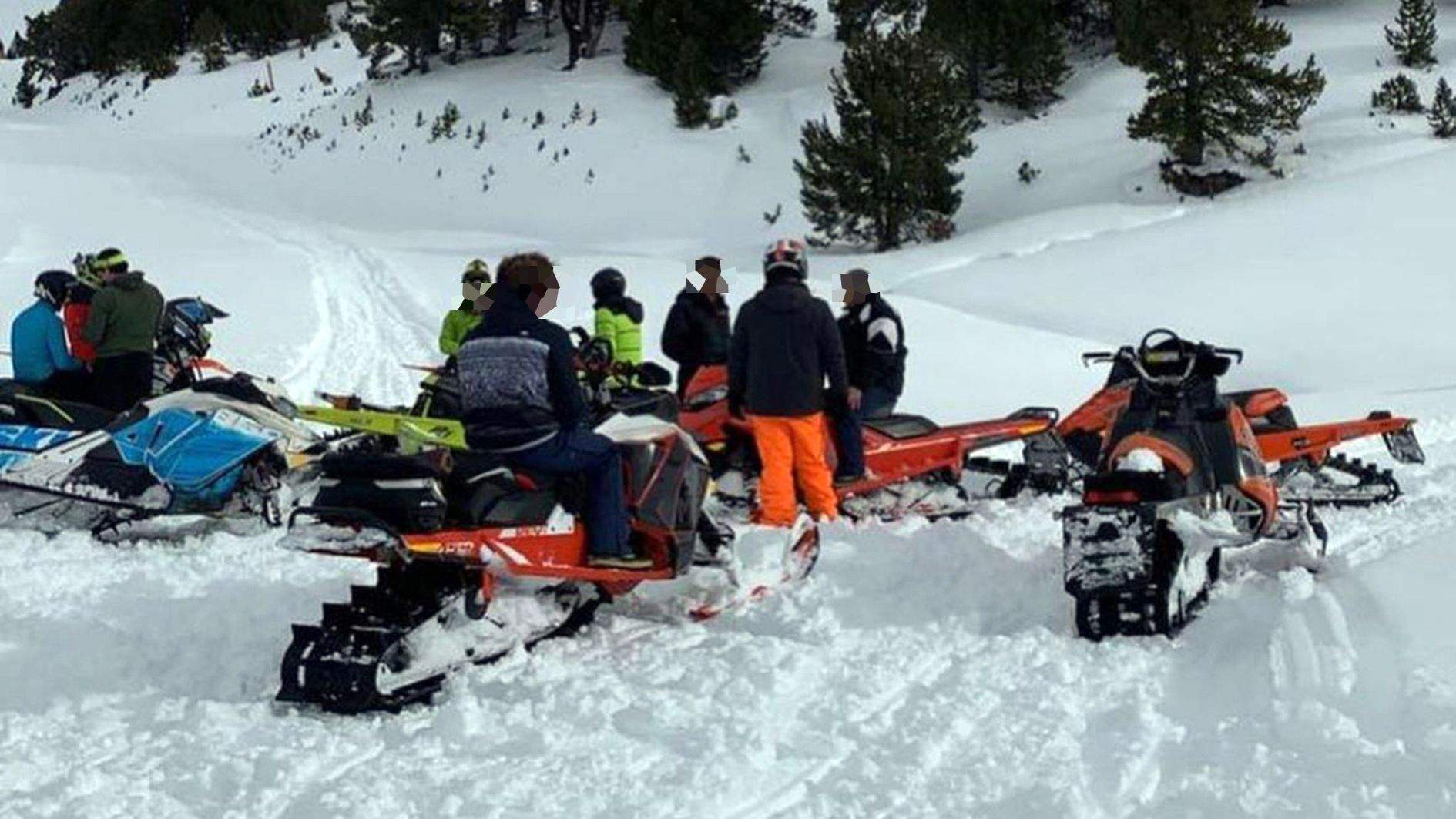 Un grup d'usuaris de motos de neu fa uns dies a Grau Roig. Un grup d'usuaris de motos de neu fa uns dies a Grau Roig.