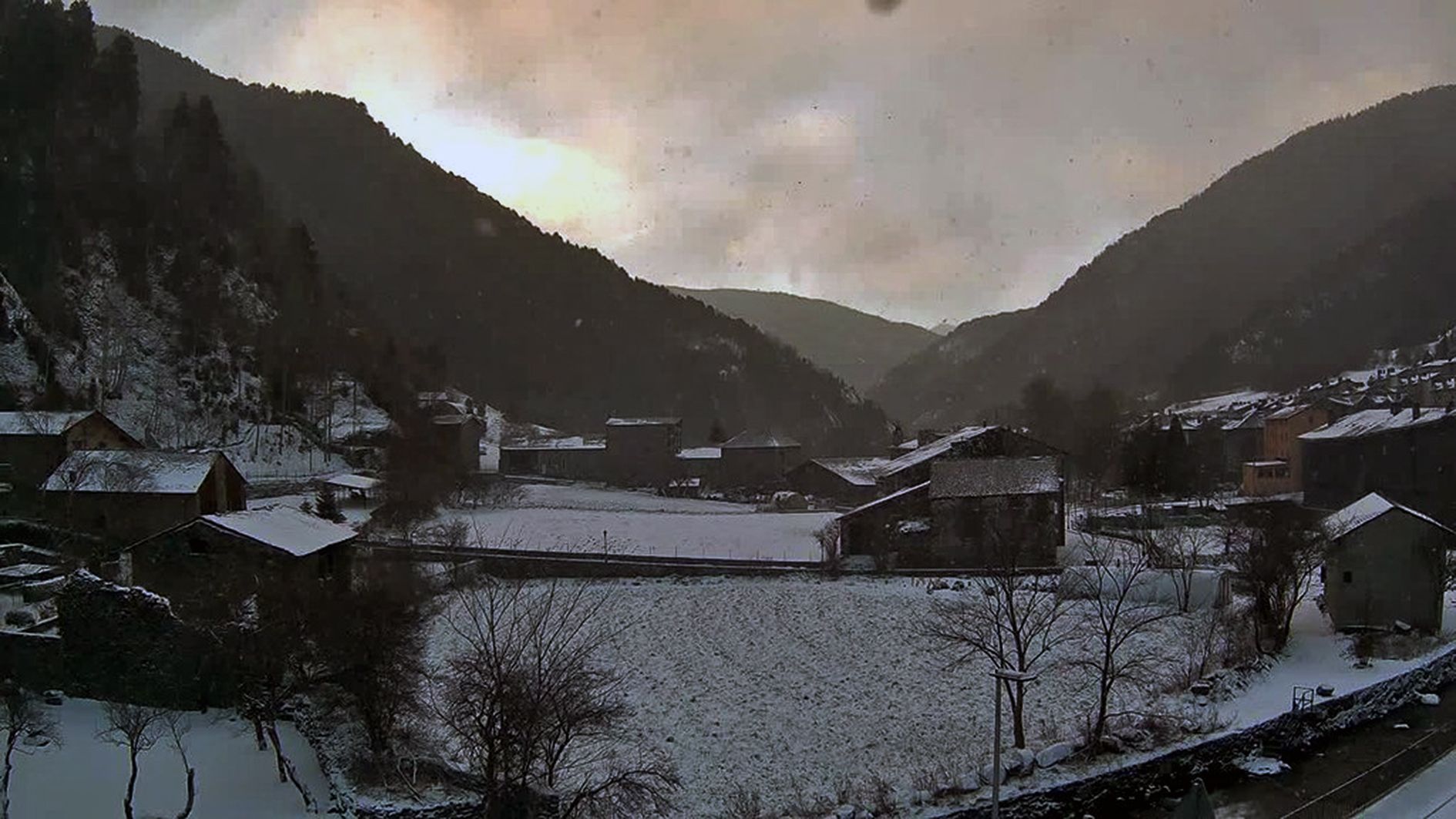 Una imatge de com s'ha 'llevat' la Cortinada aquest matí de Nadal. Una imatge de com s'ha 'llevat' la Cortinada aquest matí de Nadal.