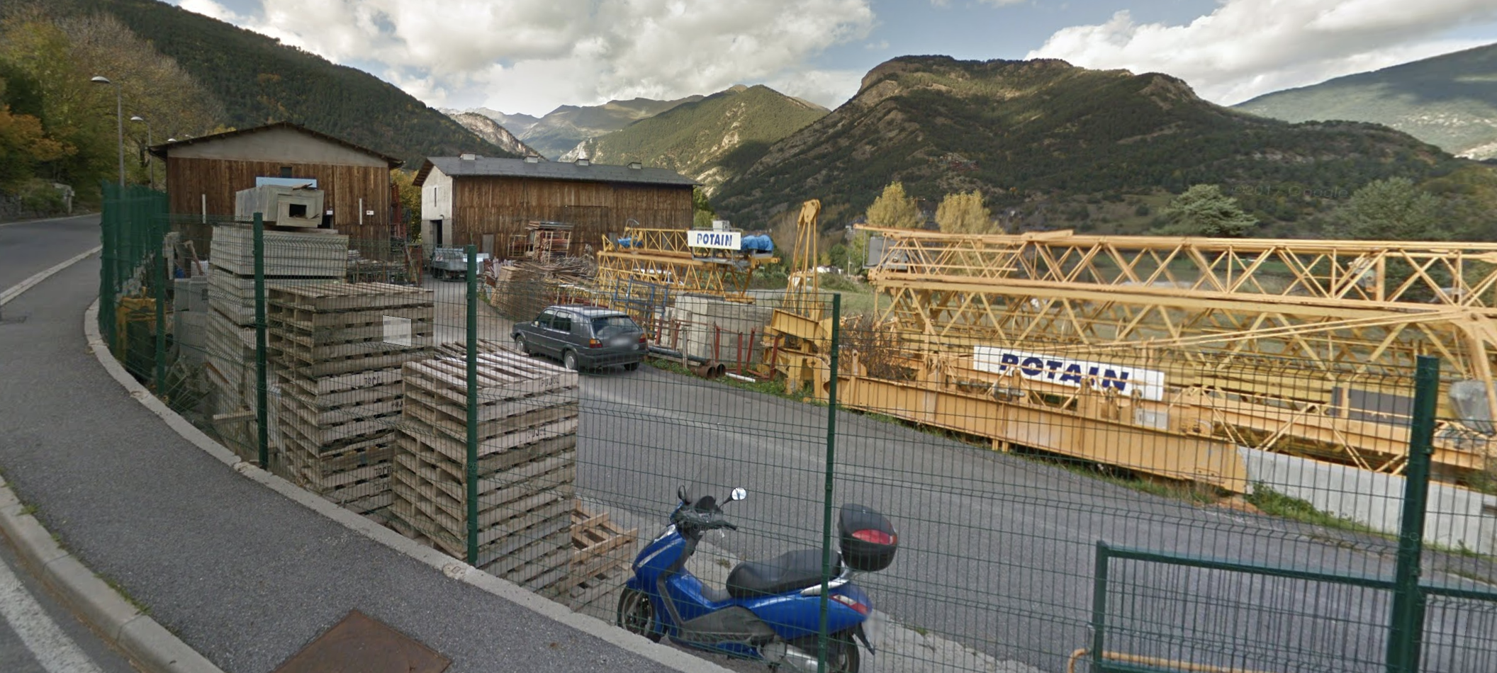 El foc s'ha produït a les instal·lacions d'una empresa de construccions, a Escàs