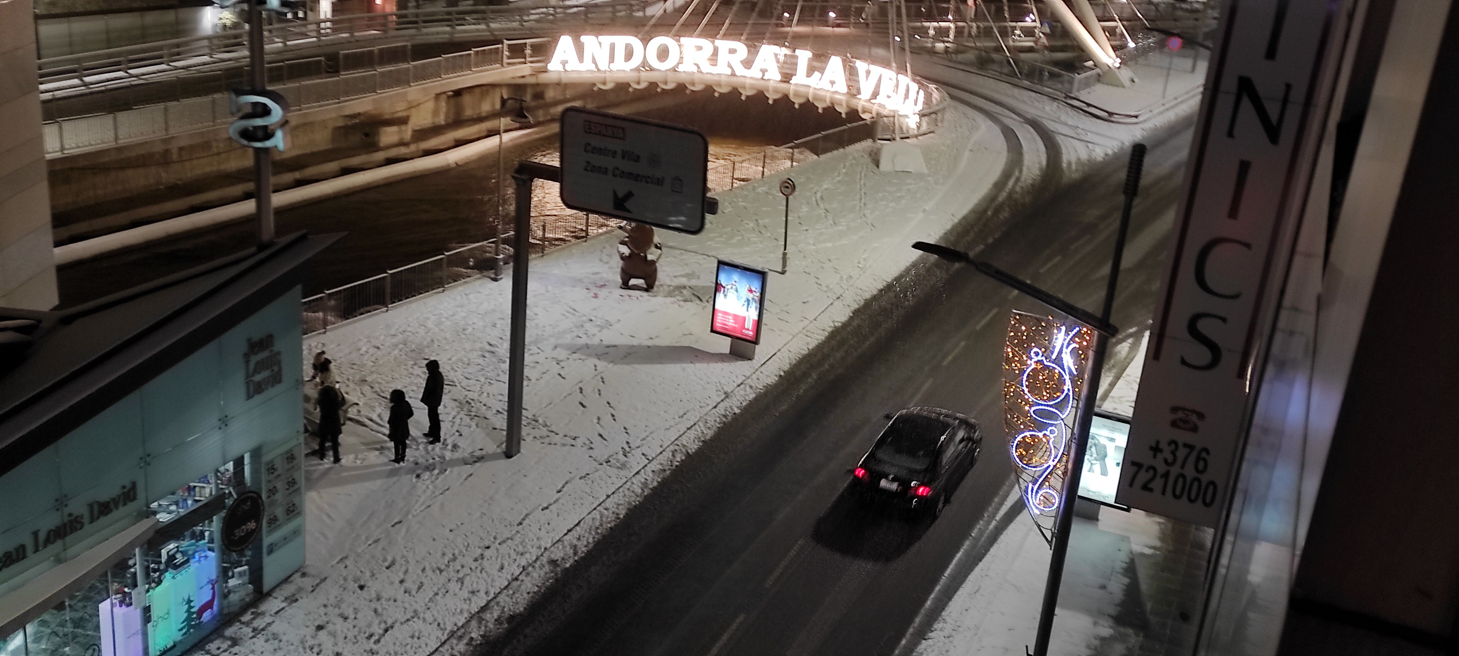 La nevada ha arribat a totes les cotes, i els vehicles han d'anar en compte amb la neu i el glaç a la calçada.