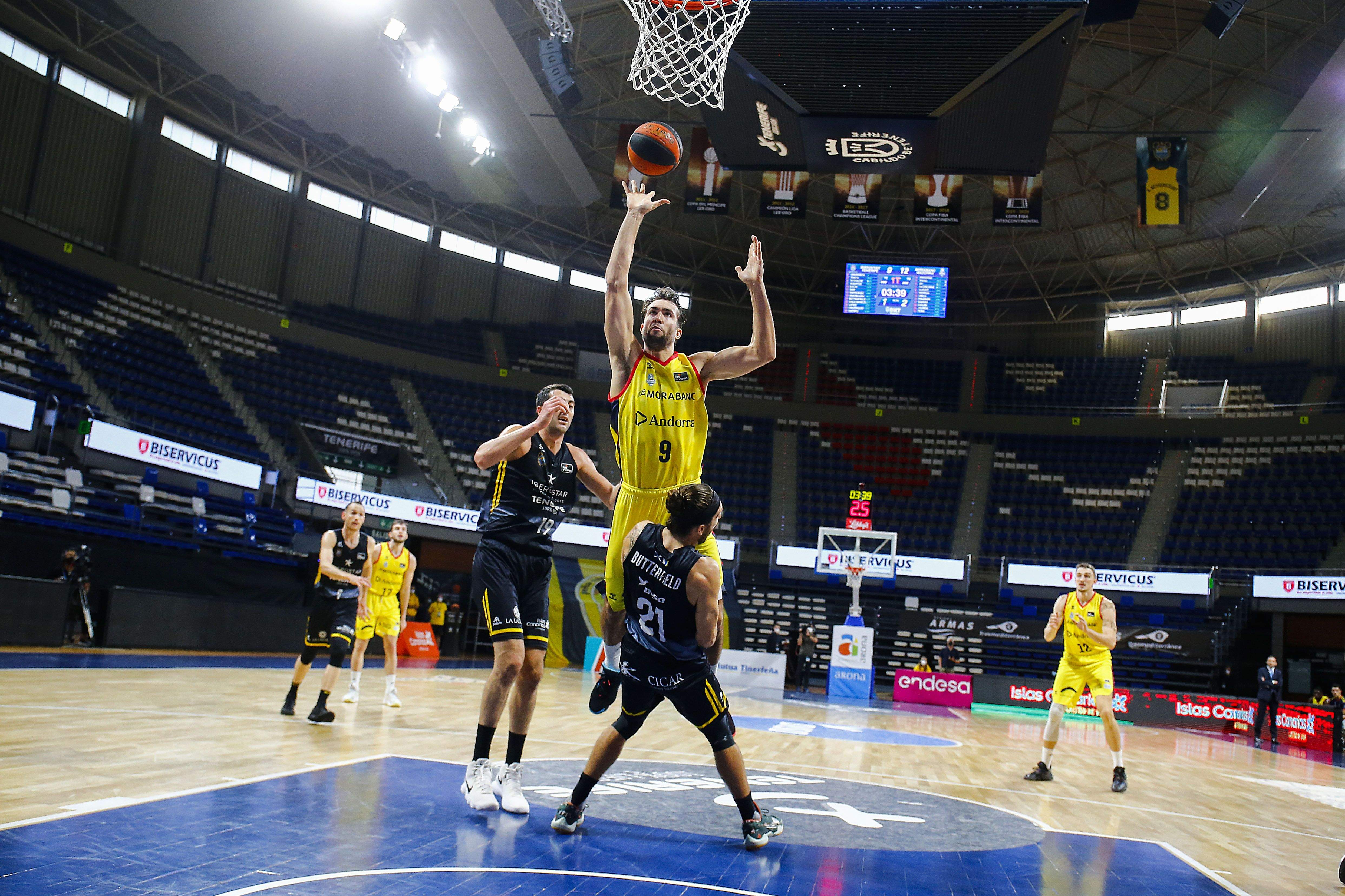 Nacho Llovet llança a cistella davant l'oposició de Butterfield.