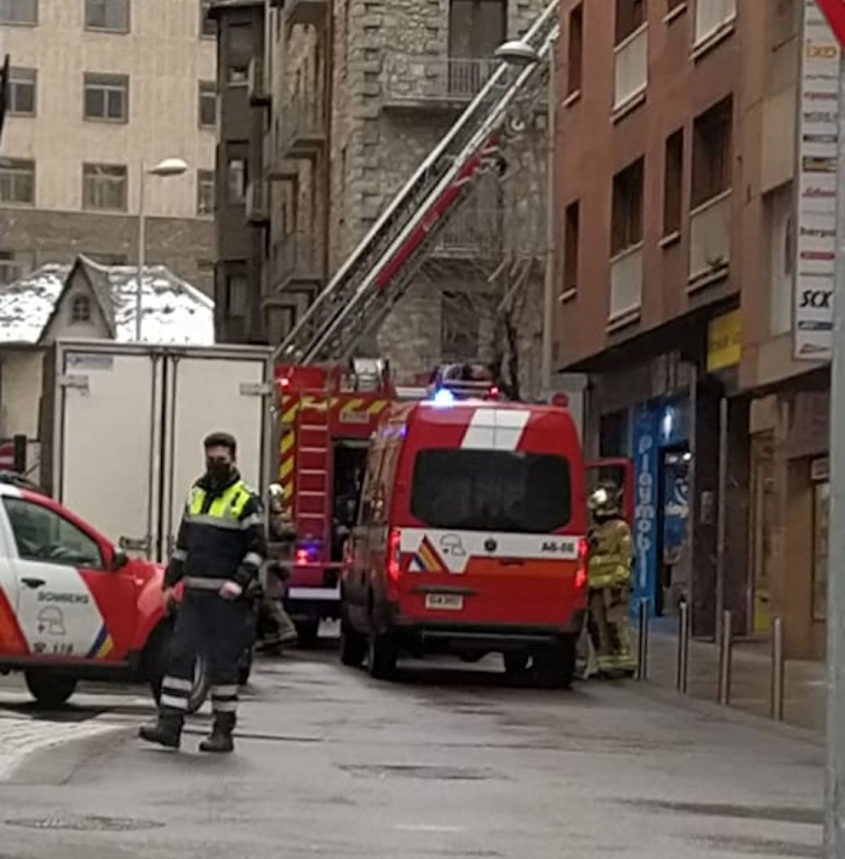 Els bombers s'han desplaçat a la zona després de la trucada dels veïns.