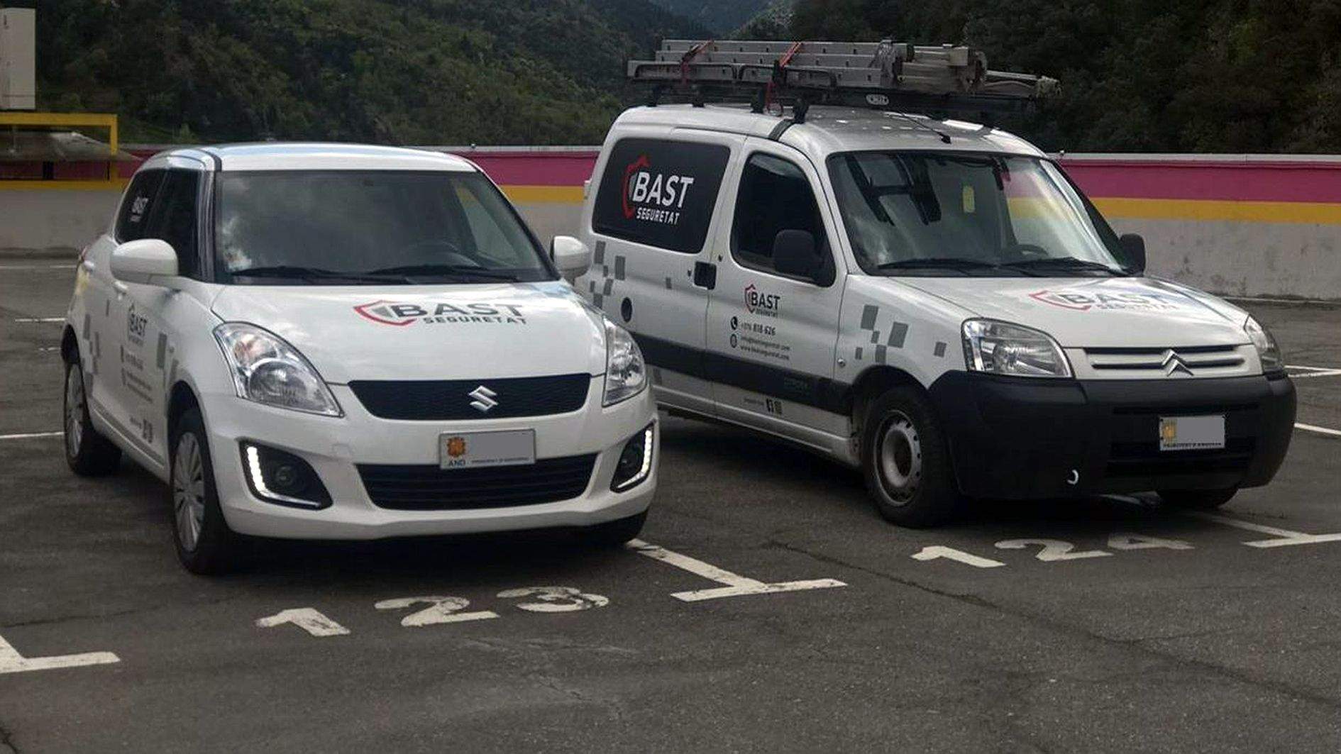 Vehicles de la companyia que teòricament estaria en fallida.