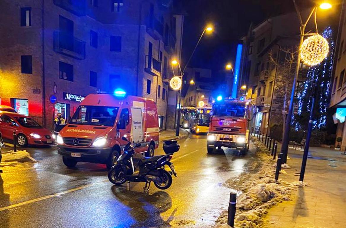 Ambulàncies i la motocicleta en el lloc de l'accident.
