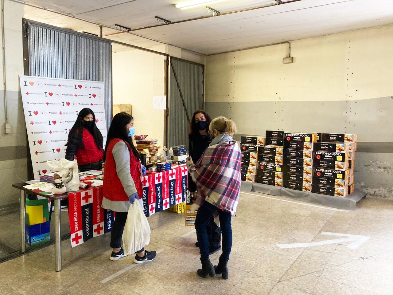 Un moment de l'entrega dels lots i els capons.