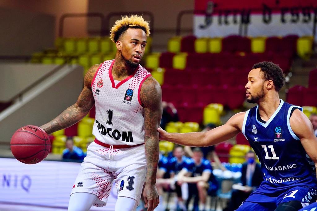 Bost intenta fer jugada marcat per Hannah en el partit d'aquest dimarts.