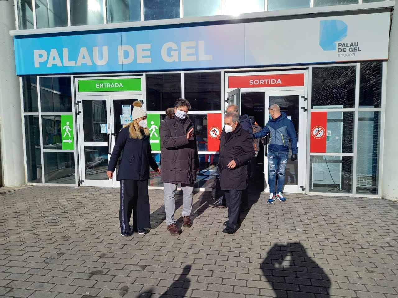 Bartumeu i els propietaris dels terrenys sortint del Palau.