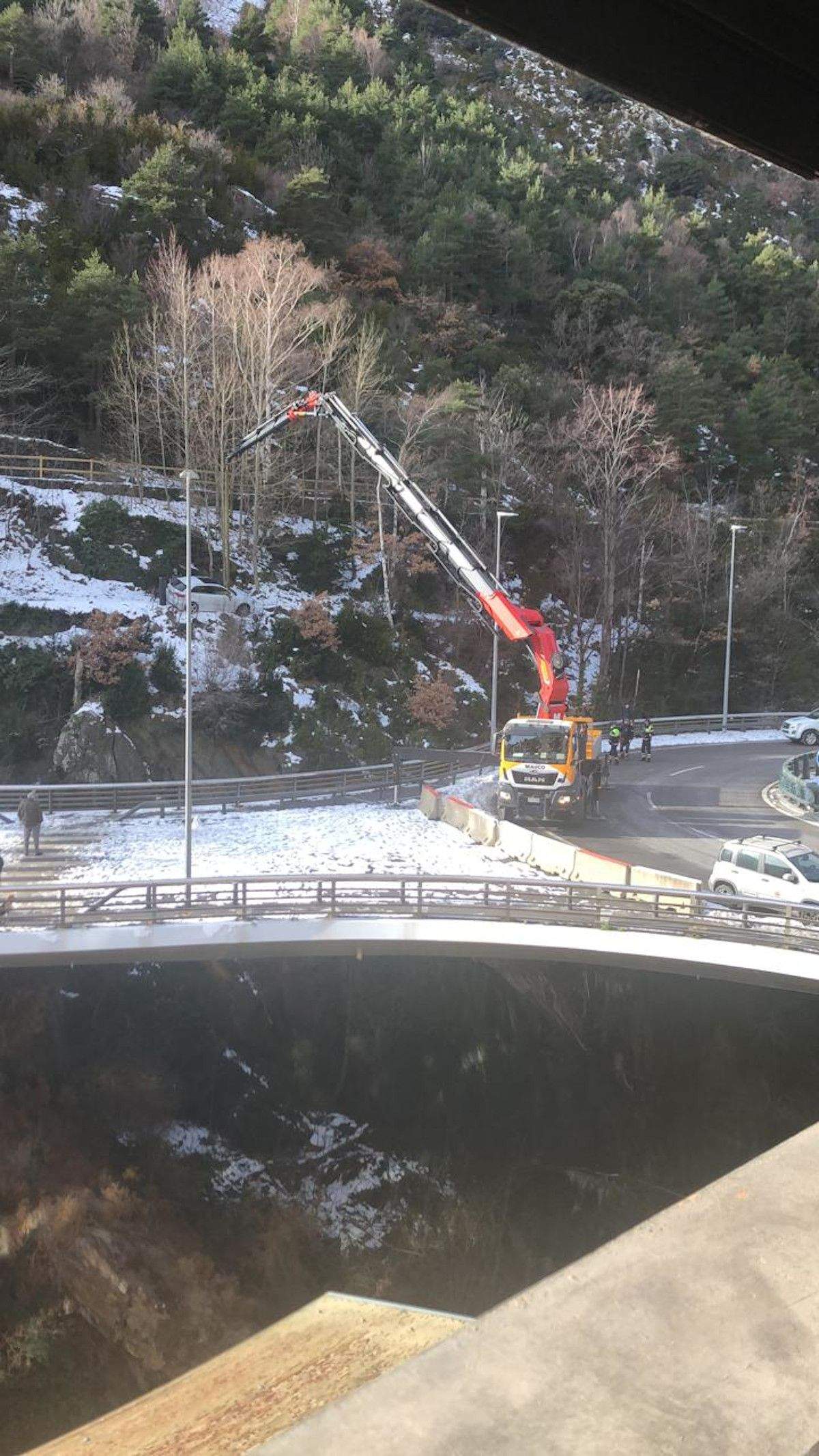 La grua retirant el cotxe.