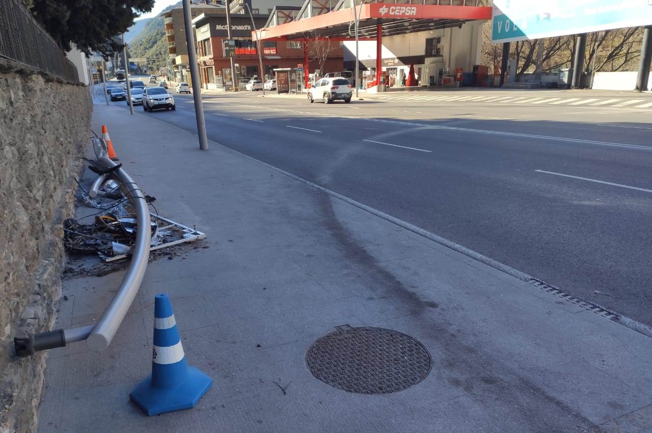 El fanal i les marques a la calçada.