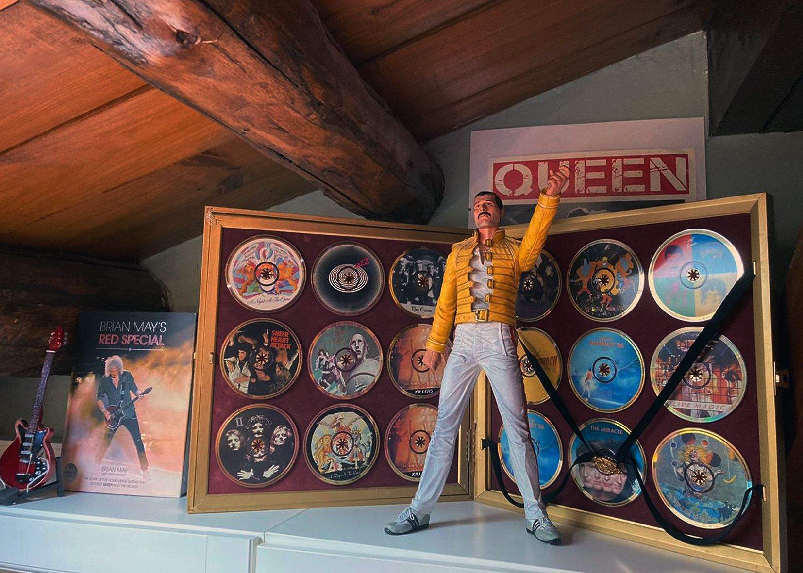 Una figura de Freddie Mercury davant d'una col·lecció de CD. La portaveu del Sindicat, Rebeca Bonache.