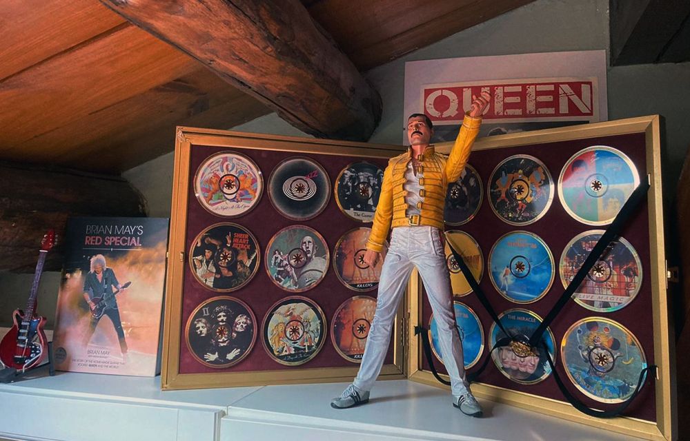 Una figura de Freddie Mercury davant d'una col·lecció de CD.