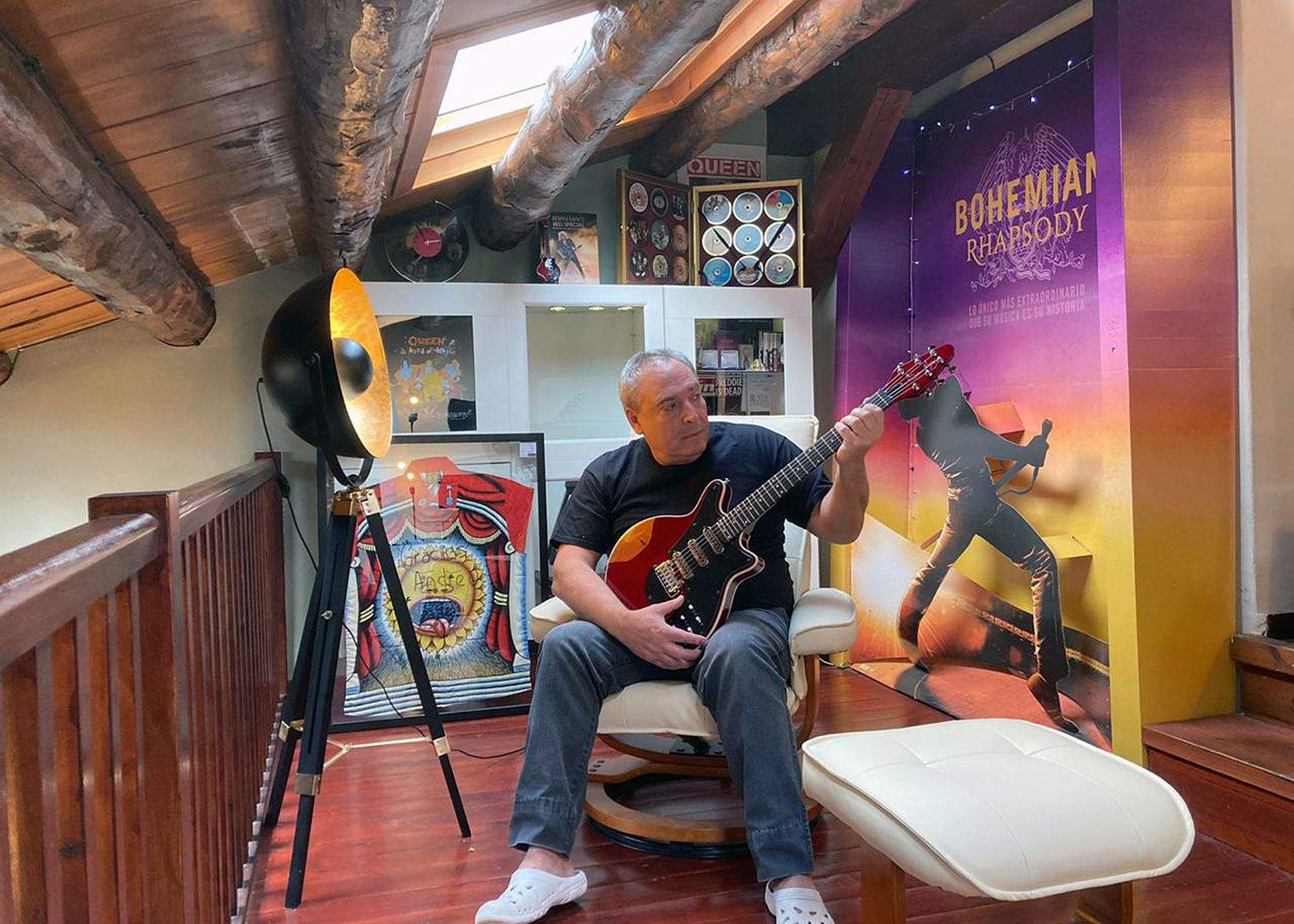 Germán Villalonga amb la guitarra de Brian May que acaba de rebre davant d'altres peces que col·lecciona de Queen. La portaveu del Sindicat, Rebeca Bonache.
