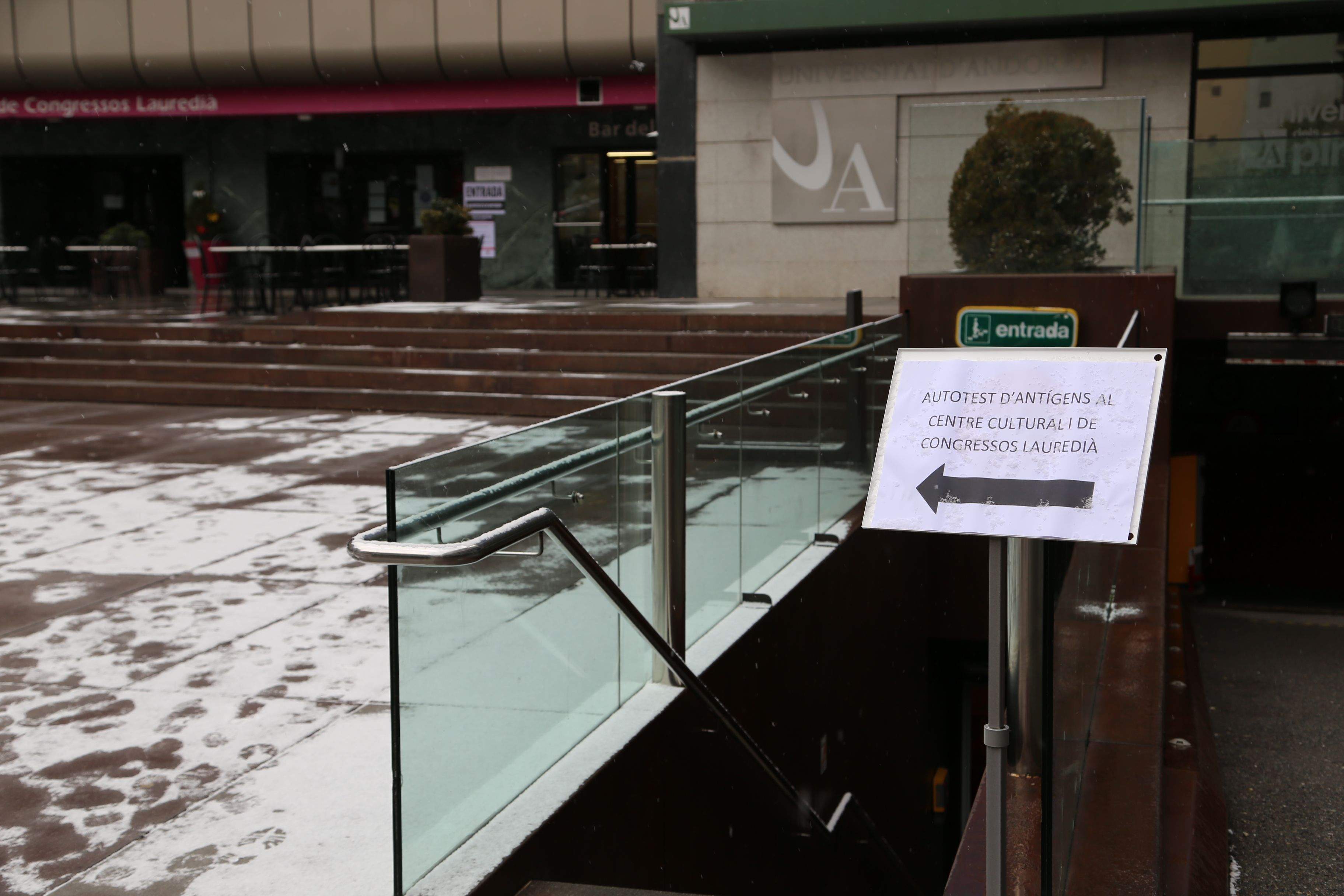 La distribució es fa al vestíbul del Centre Cultural i de Congressos.