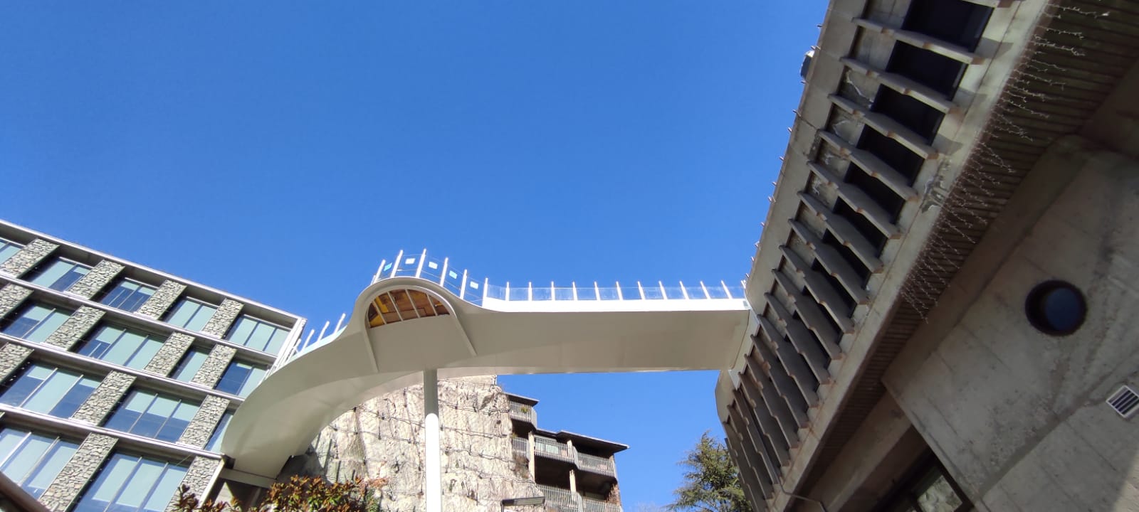 Al punt central de la plataforma s'hi ha de col·locar un vidre.