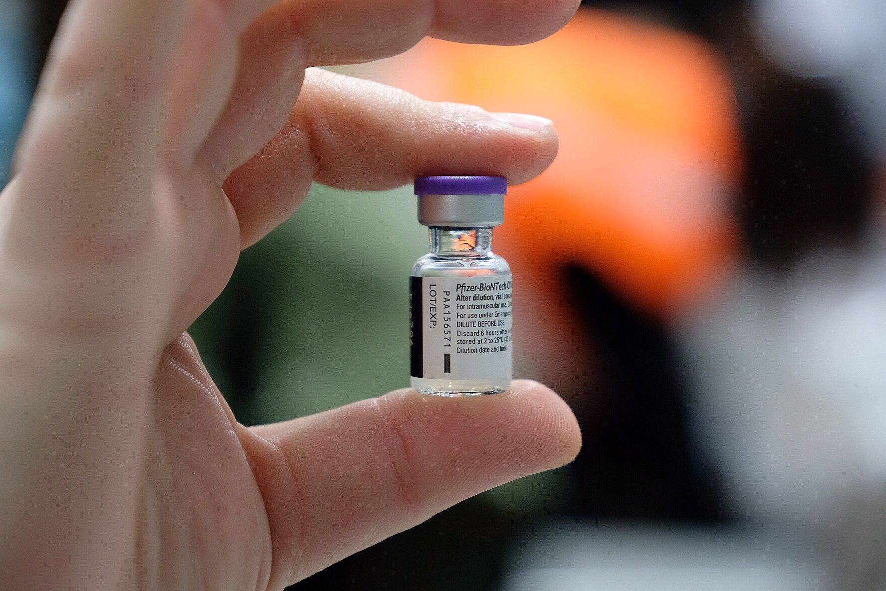 Una de les ampolletes del vaccí de Pfizer.