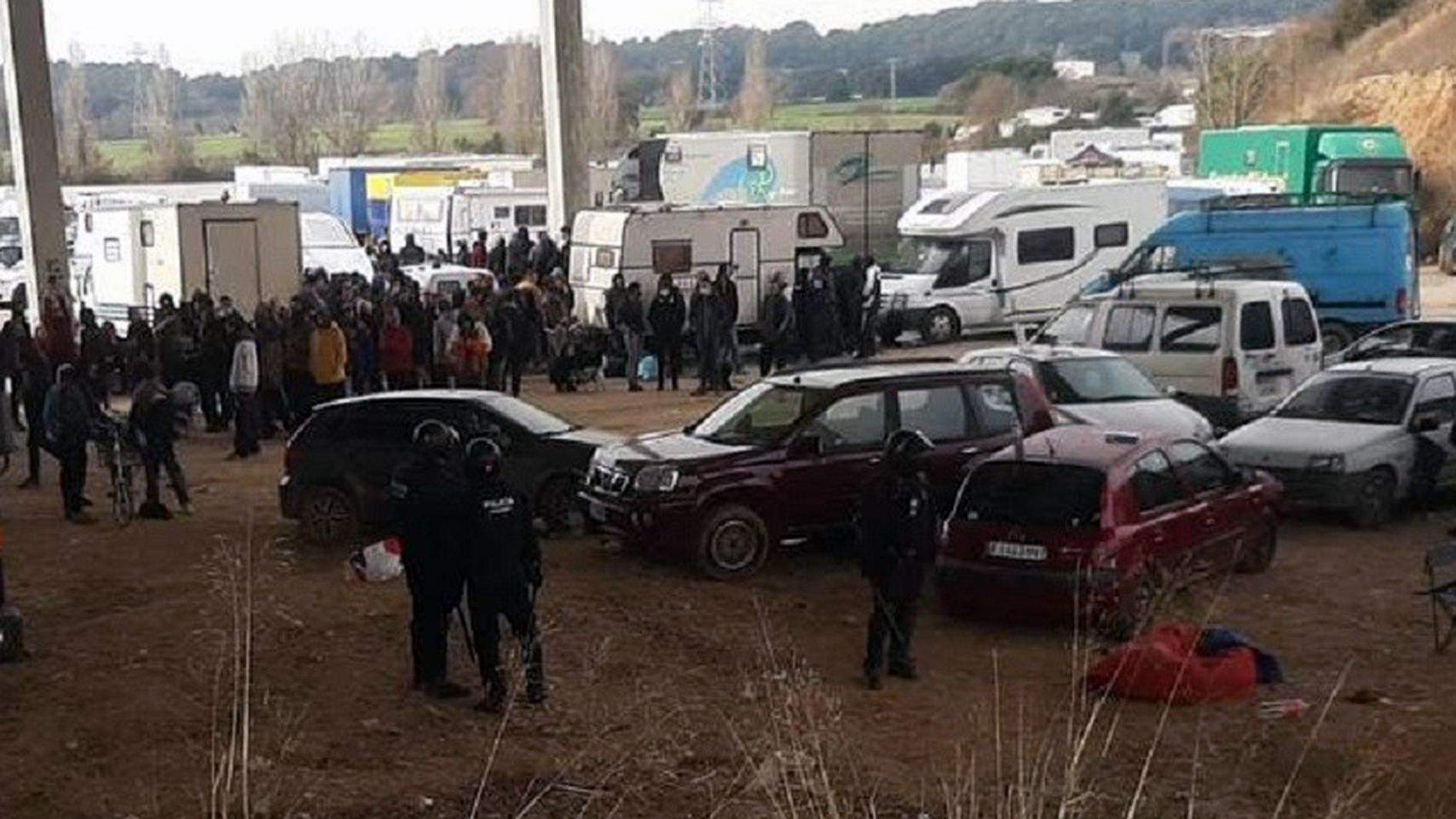 El tot-terreny granat i, a l'esquerra, el vehicle fosc, tots dos matriculats al Principat, quan els mossos van encerclar la nau on es feia la festa.