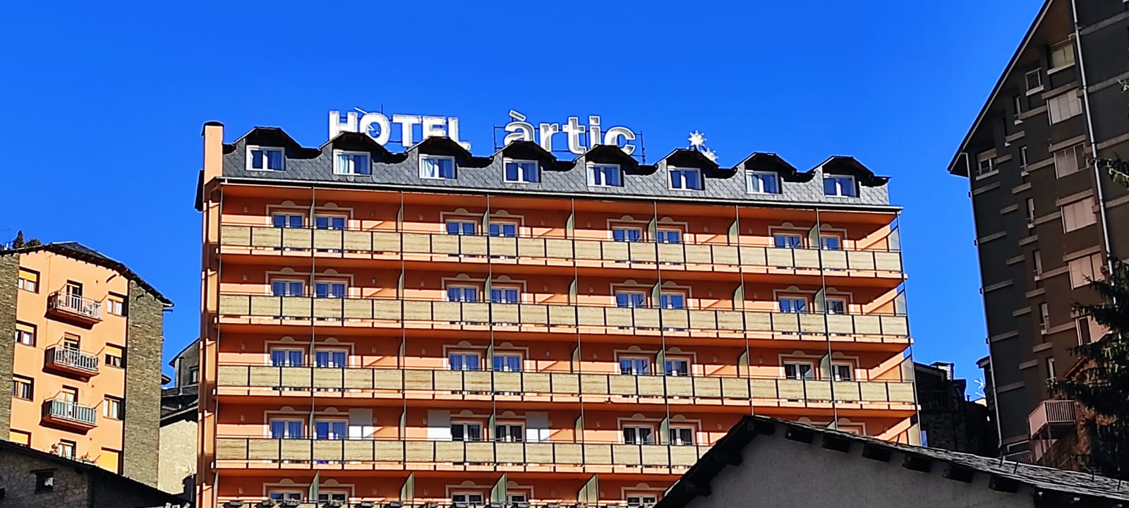Una imatge de l'Hotel Àrtic presa des del carrer Prat de la Creu, un dels que es convertirà en pisos de lloguer.