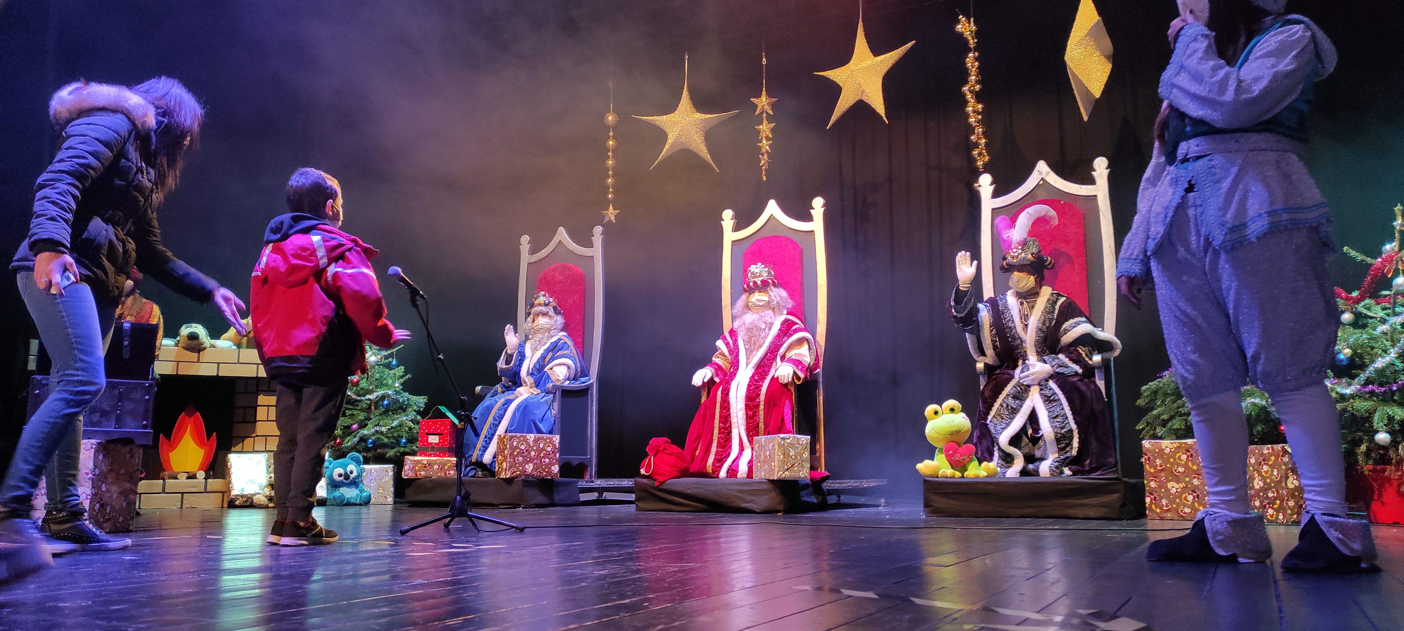 Un dels primers nens que ha acudit a fer les seves peticions a Melcior, Gaspar i Baltasar.