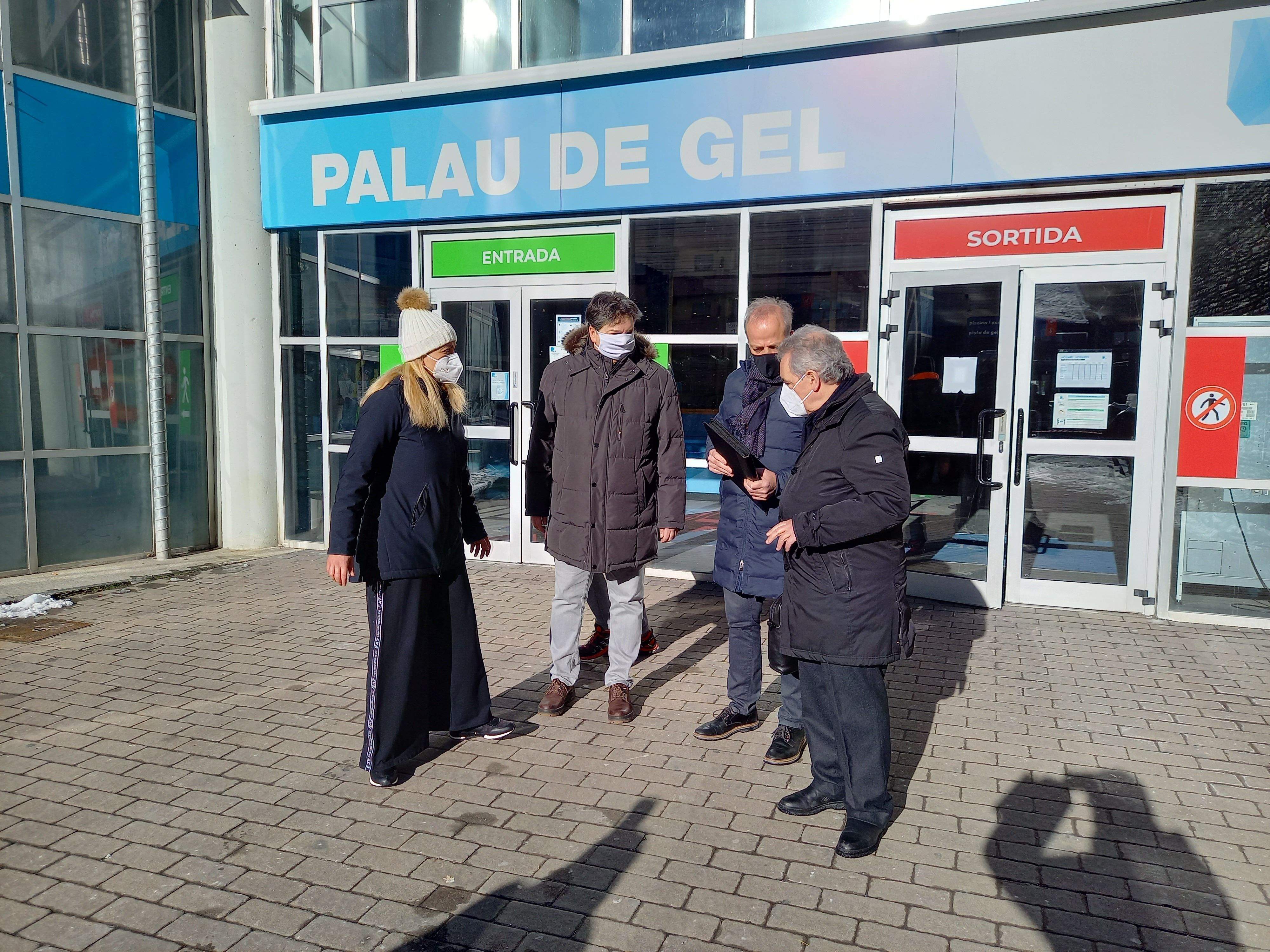 Els representants de la propietat a la porta del Palau de Gel dijous passat.