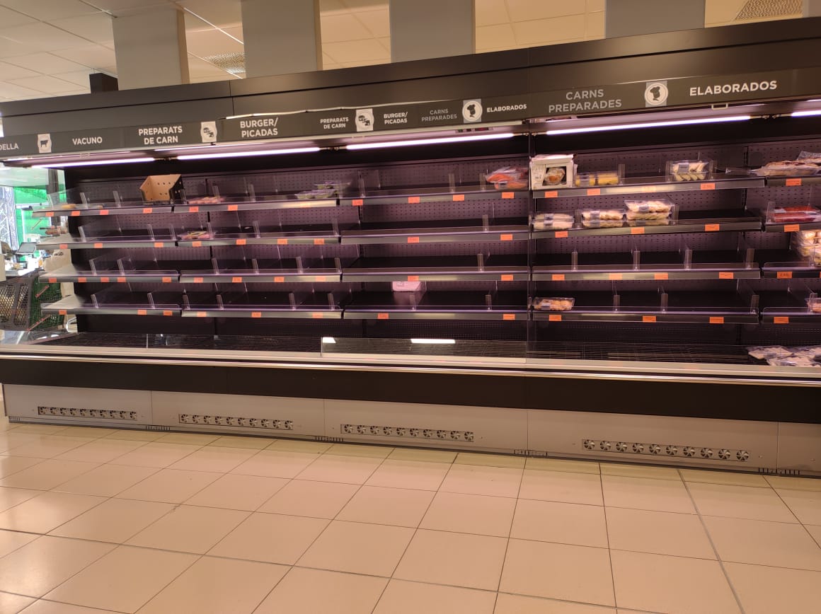L'expositor de productes carnis elaborats pràcticament buit.