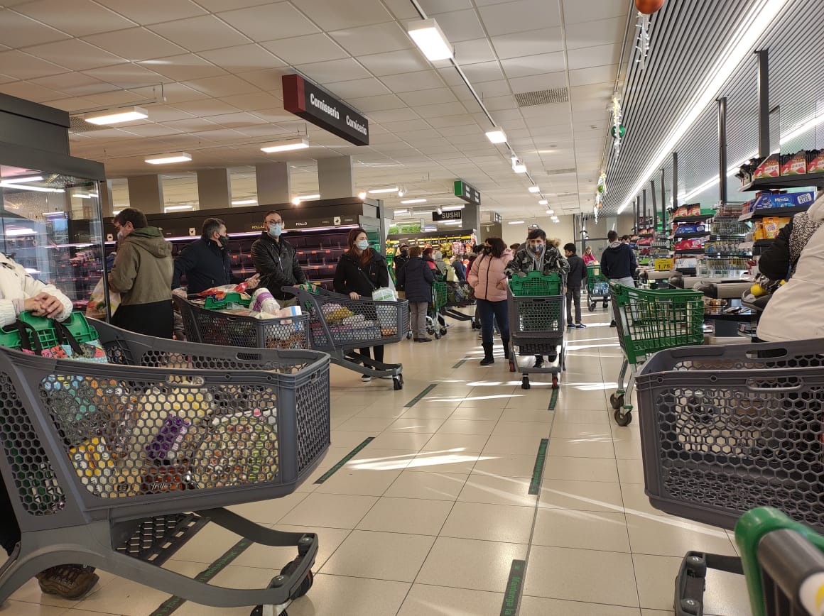Interior d'un centre comercial. La portaveu del Sindicat, Rebeca Bonache.