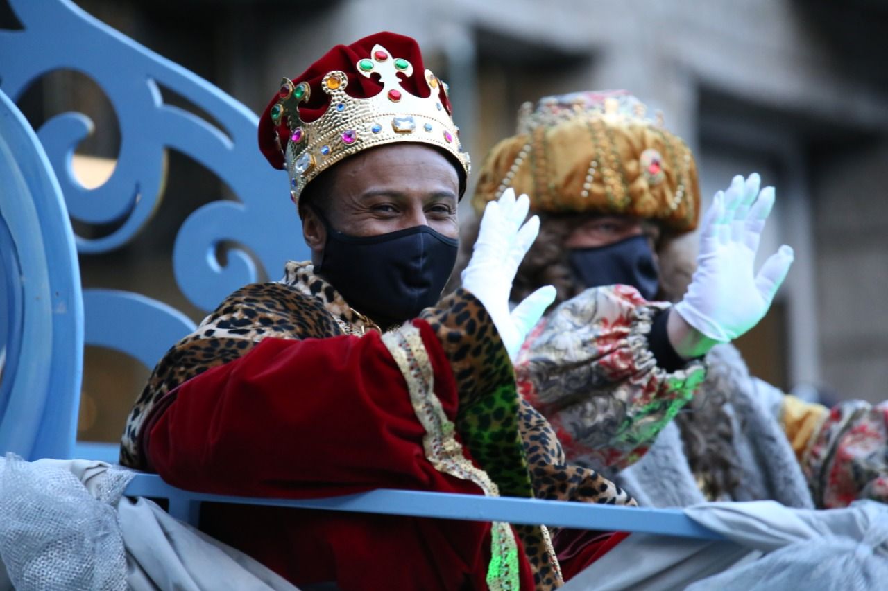 Baltasar i Gaspar saludant a la canalla.