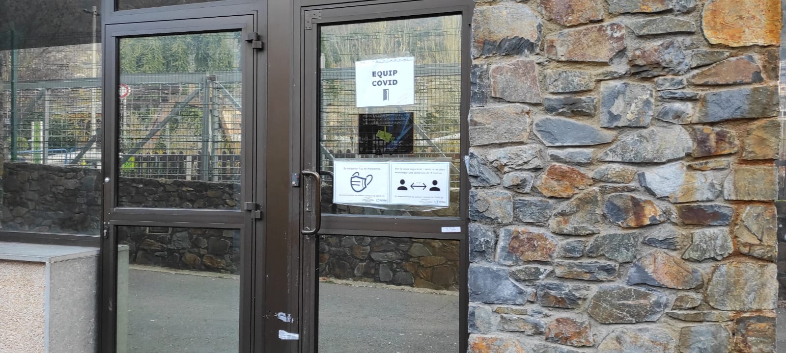 Porta d'accés a l'Oficina Covid, ubicada a l'edifici de les Columnes de l'avinguda Tarragona, l'històrica seu de la Batllia.